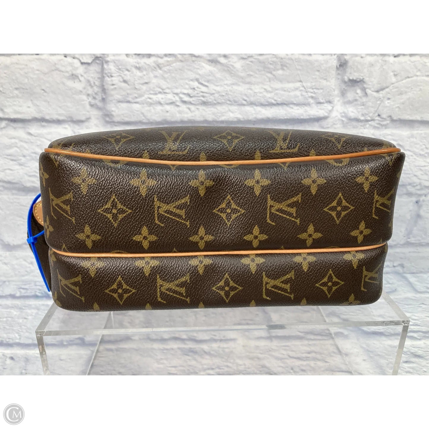 Crossbody Luxury Designer By Louis Vuitton, Size: Medium
