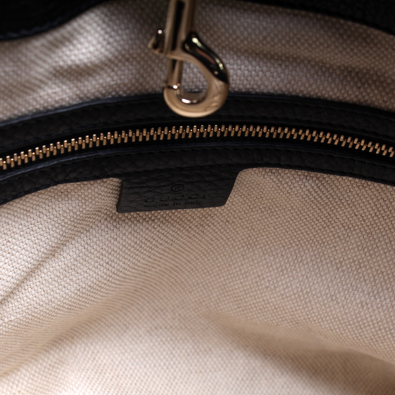 308982 Soho Leather Shoulder Medium