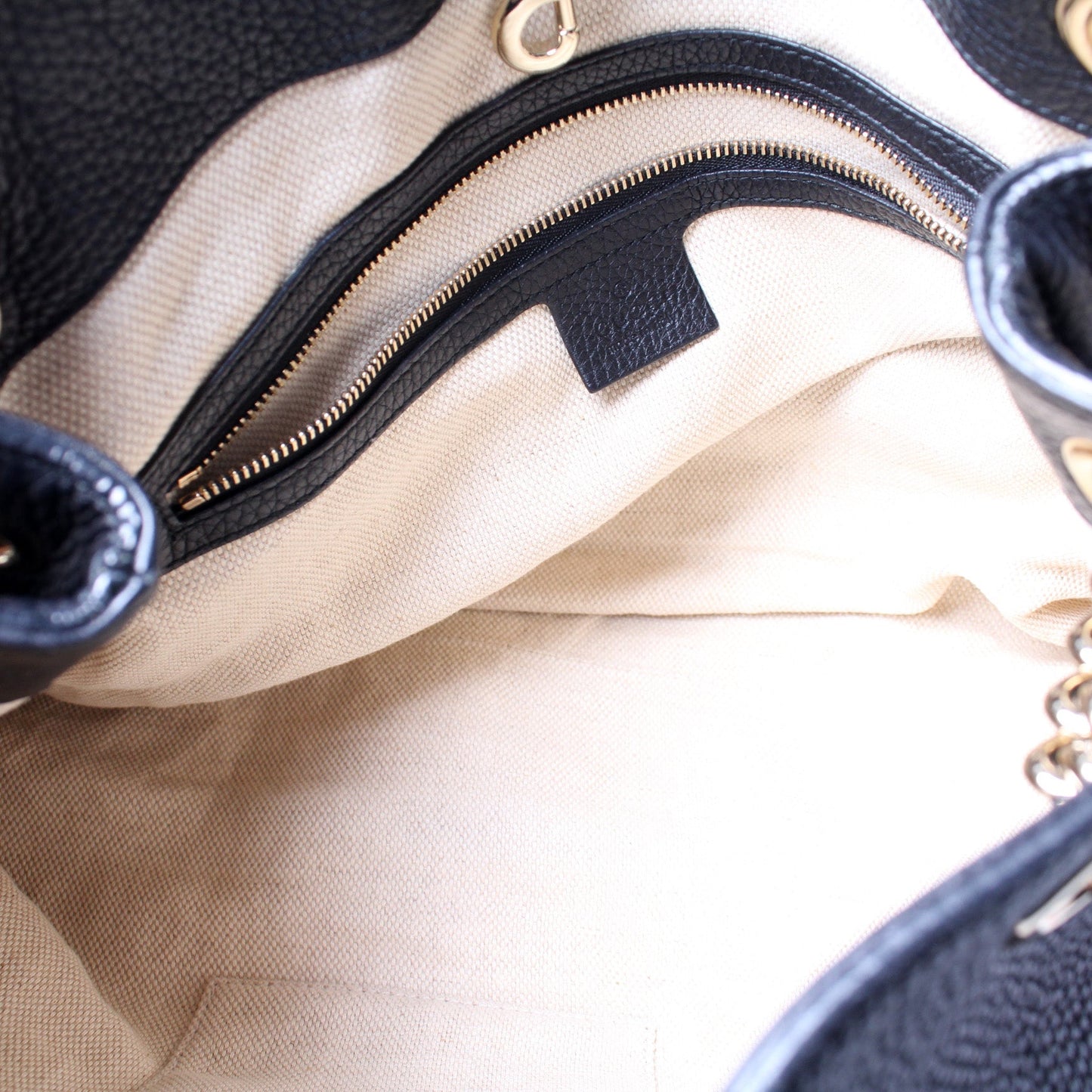 308982 Soho Leather Shoulder Medium