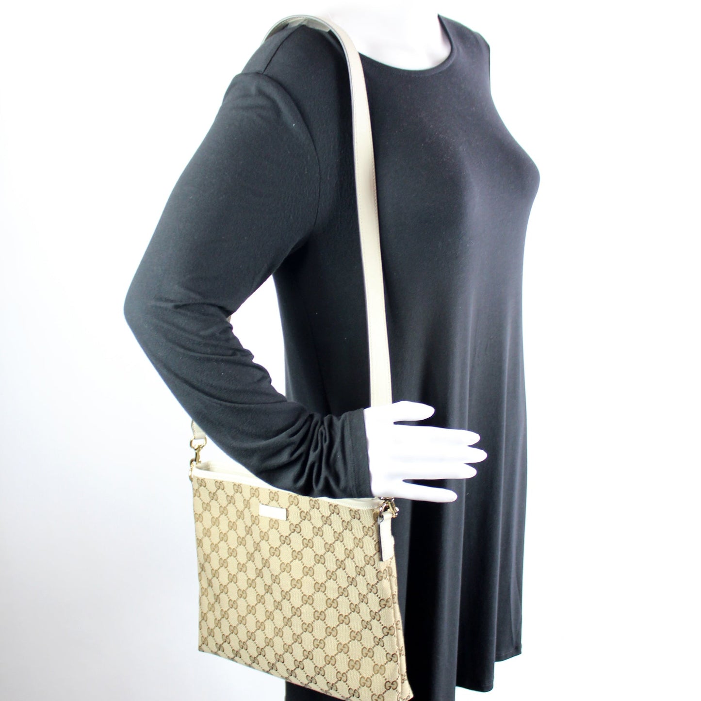 388924 GG Canvas Crossbody