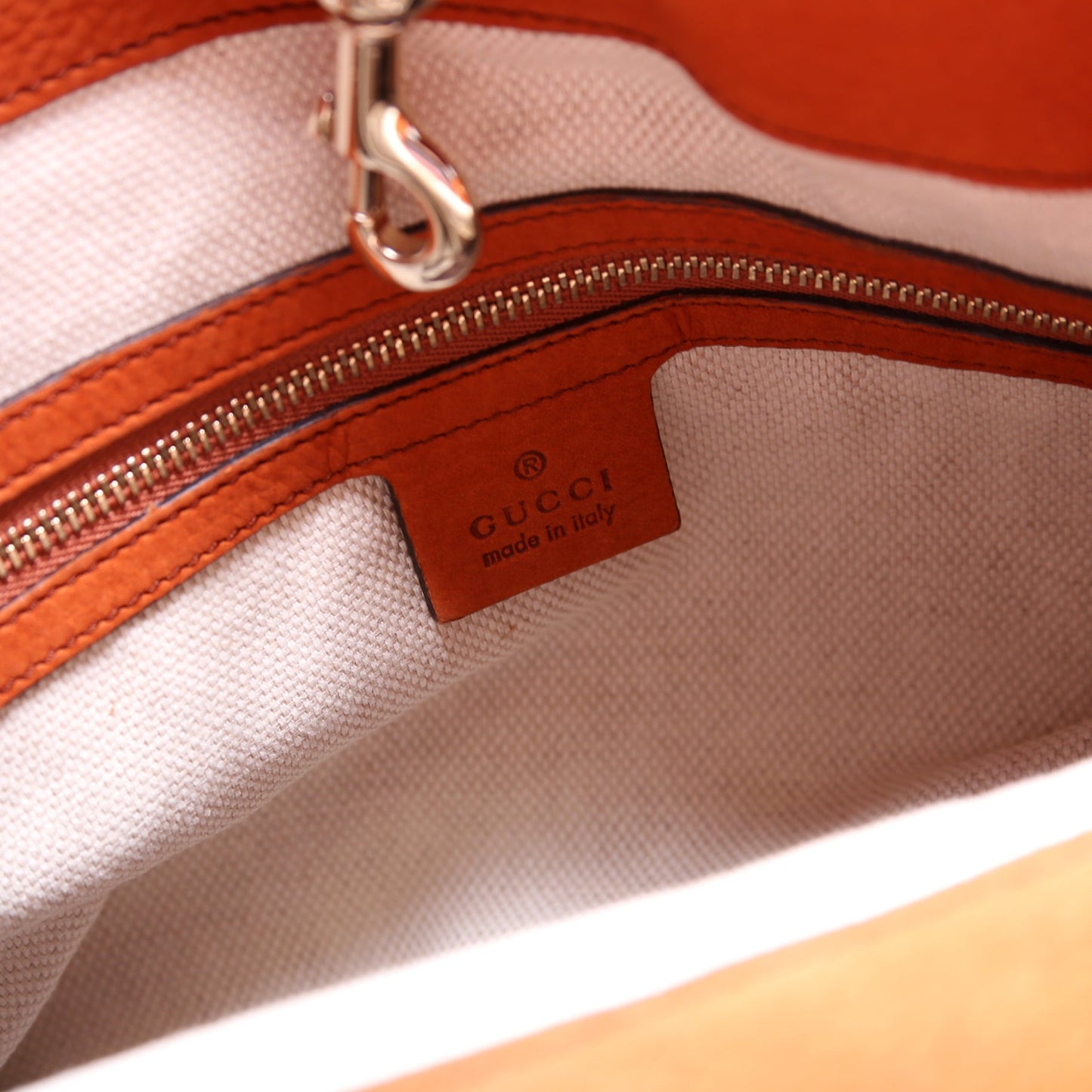 308982 Soho Nubuck Shoulder Medium