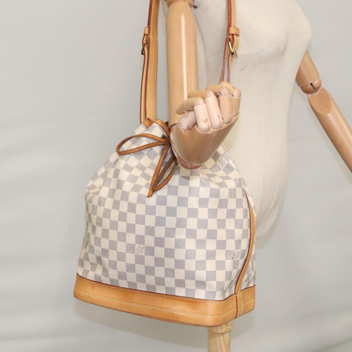 Louis Vuitton Noe White Canvas Shoulder Bag