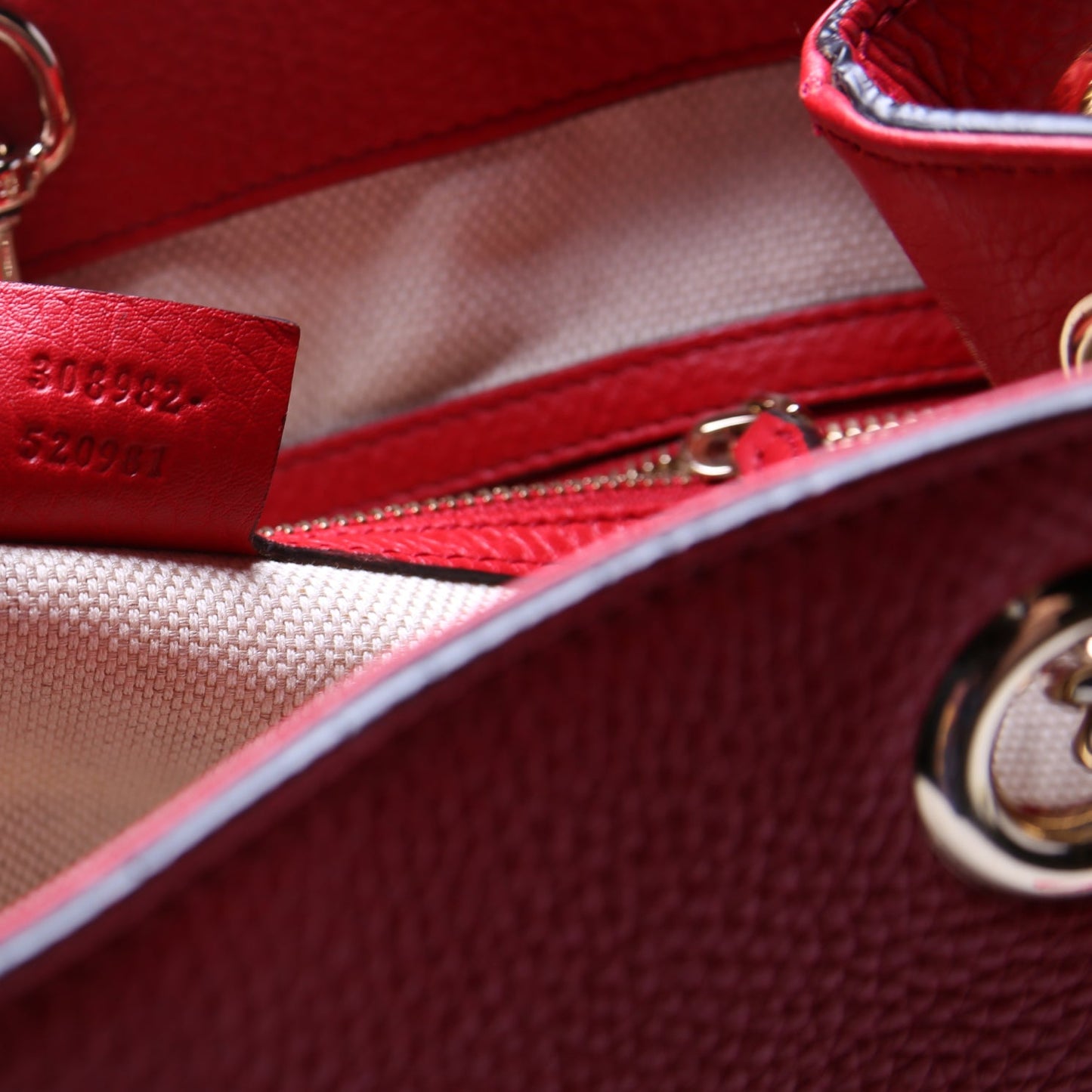 308992 Soho Leather Shoulder Medium