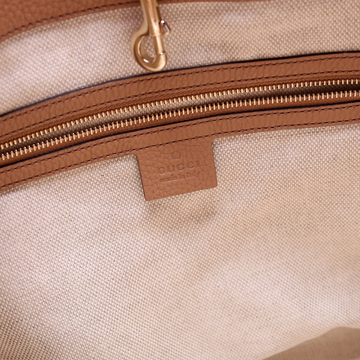 308982 Soho Leather Shoulder Medium