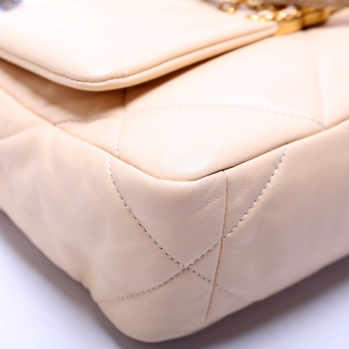 19 Medium Flap Quilted Goatskin 28M Beige