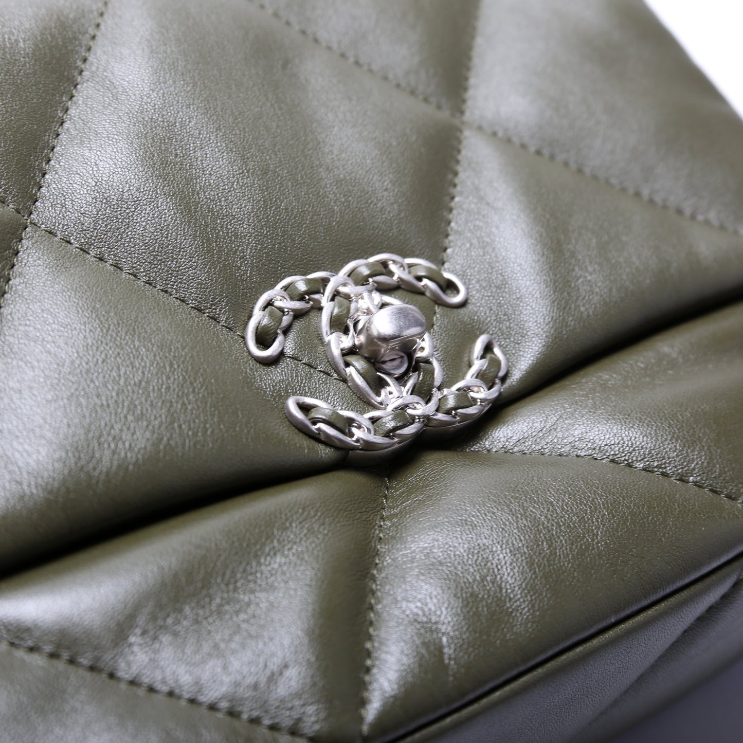 19 Medium Flap Quilted Goatskin 28M Green