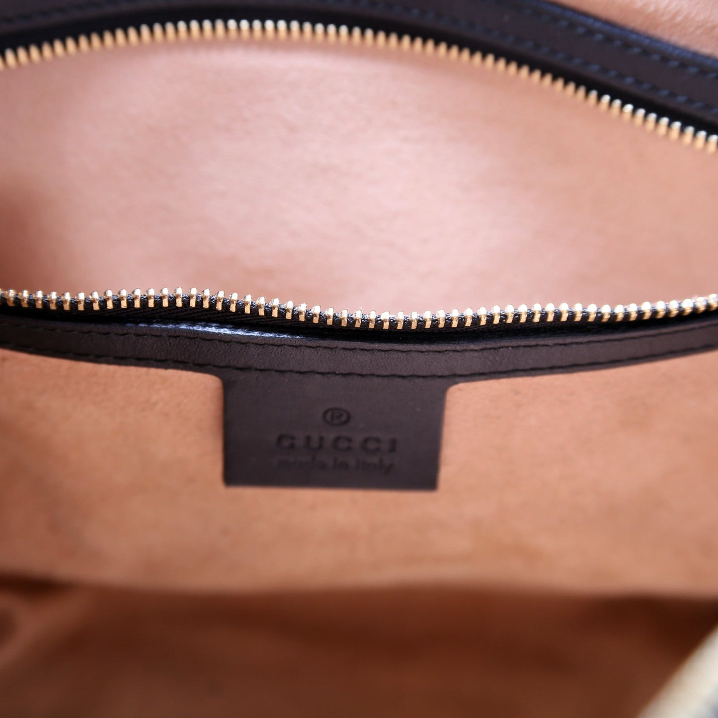 453573 Guccissma Boston Black