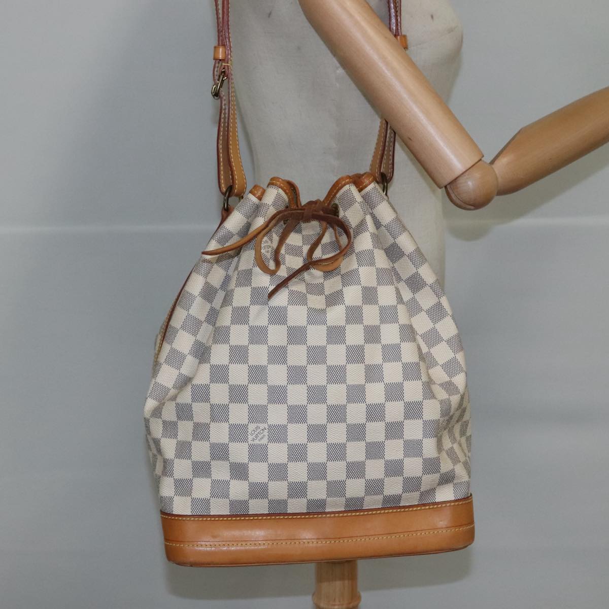 Louis Vuitton Noe White Canvas Shoulder Bag