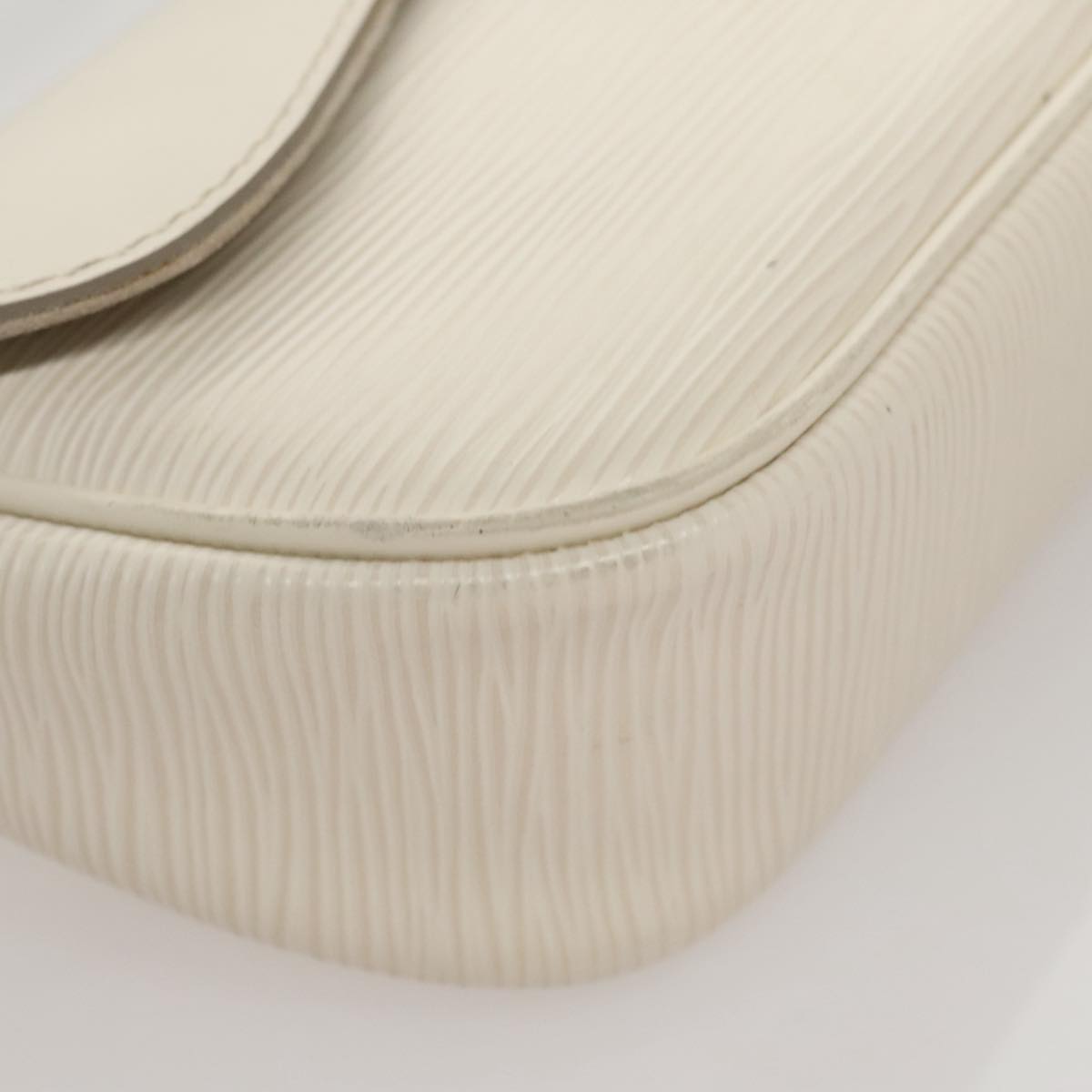 Louis Vuitton Montaigne White Leather Shoulder Bag