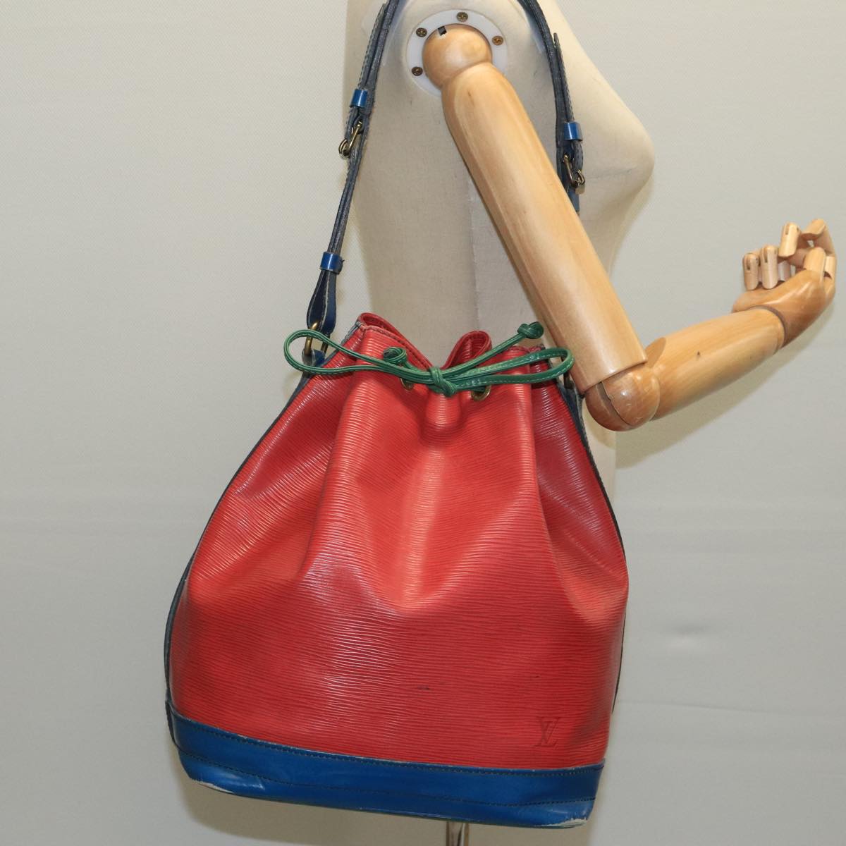 Louis Vuitton Noe Red Leather Shoulder Bag