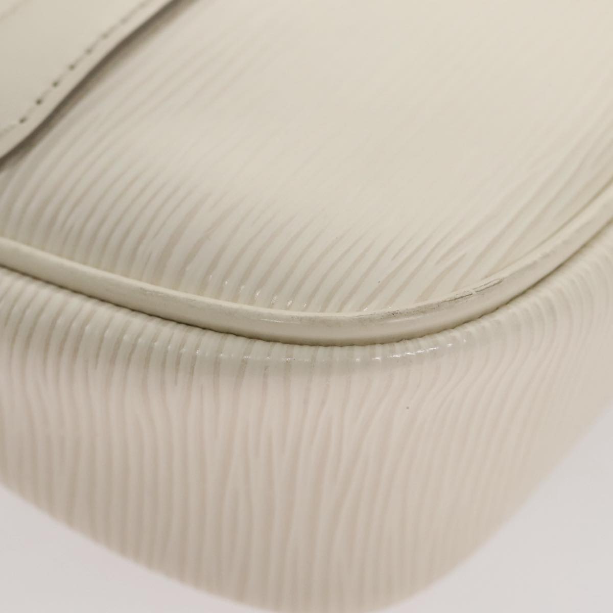 Louis Vuitton Montaigne White Leather Shoulder Bag