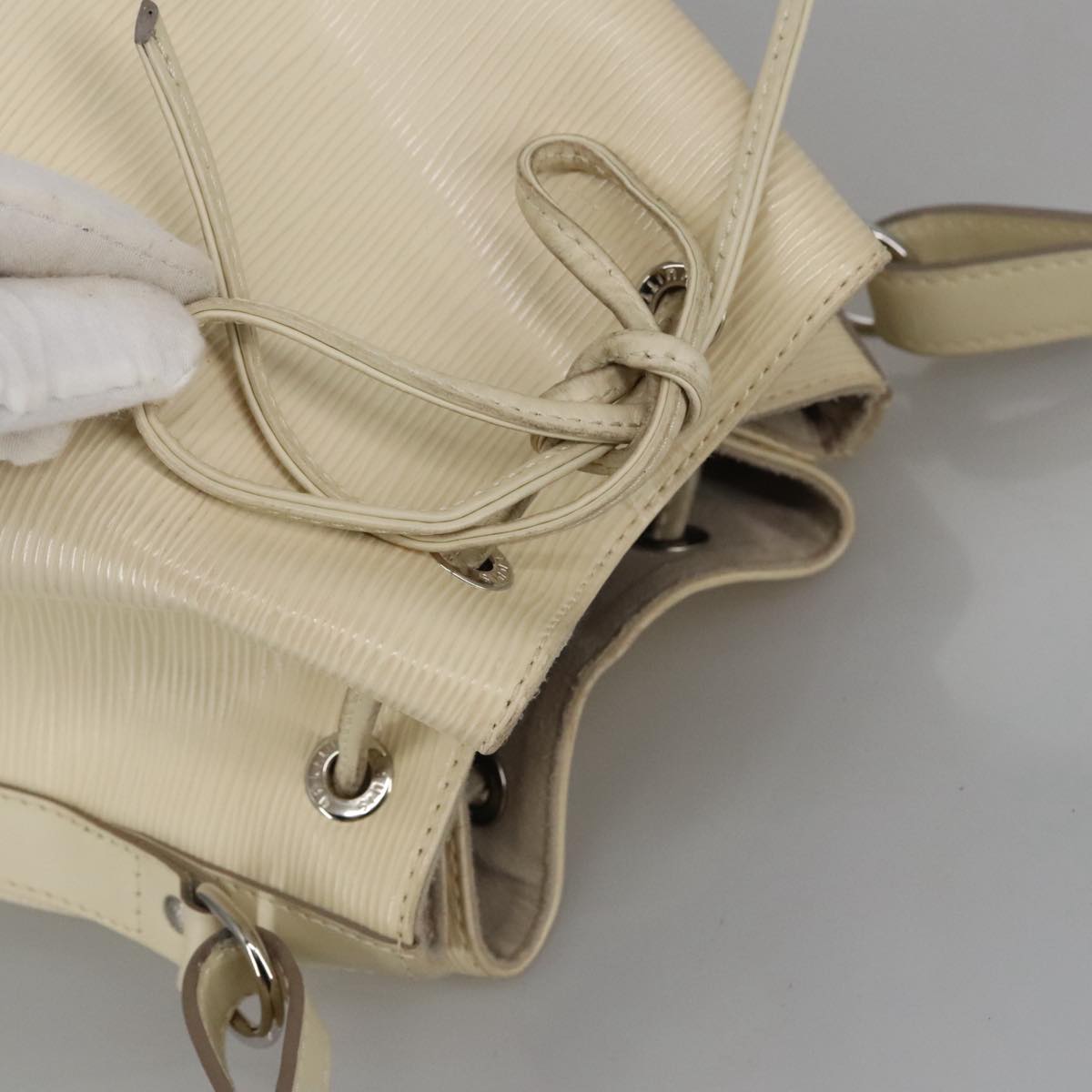 Louis Vuitton Petit Noé White Leather Shoulder Bag