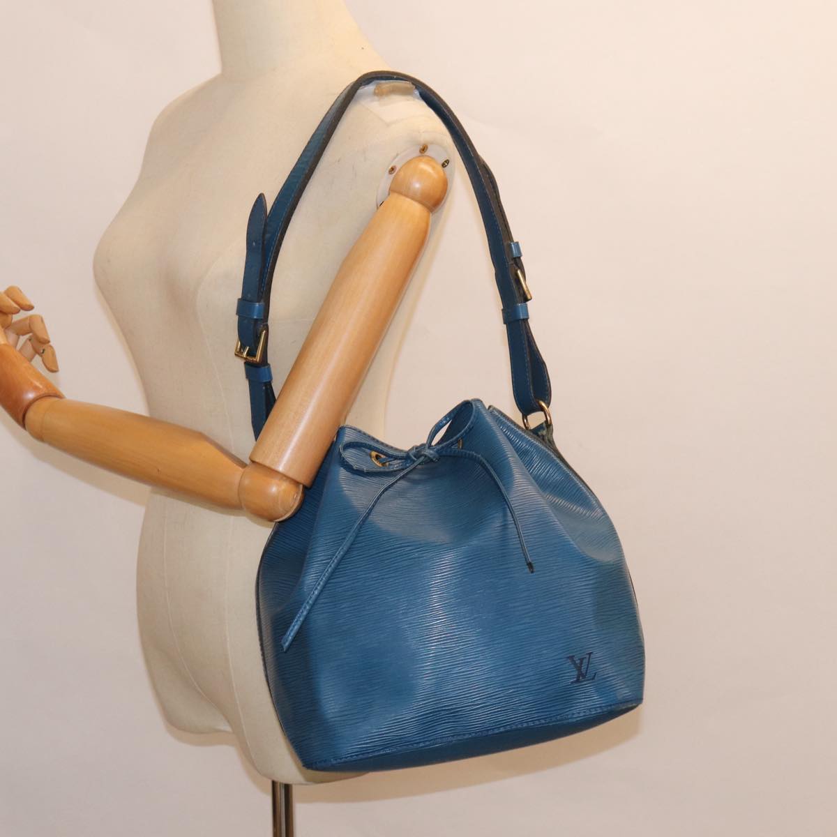 Louis Vuitton Noé Blue Leather Shoulder Bag