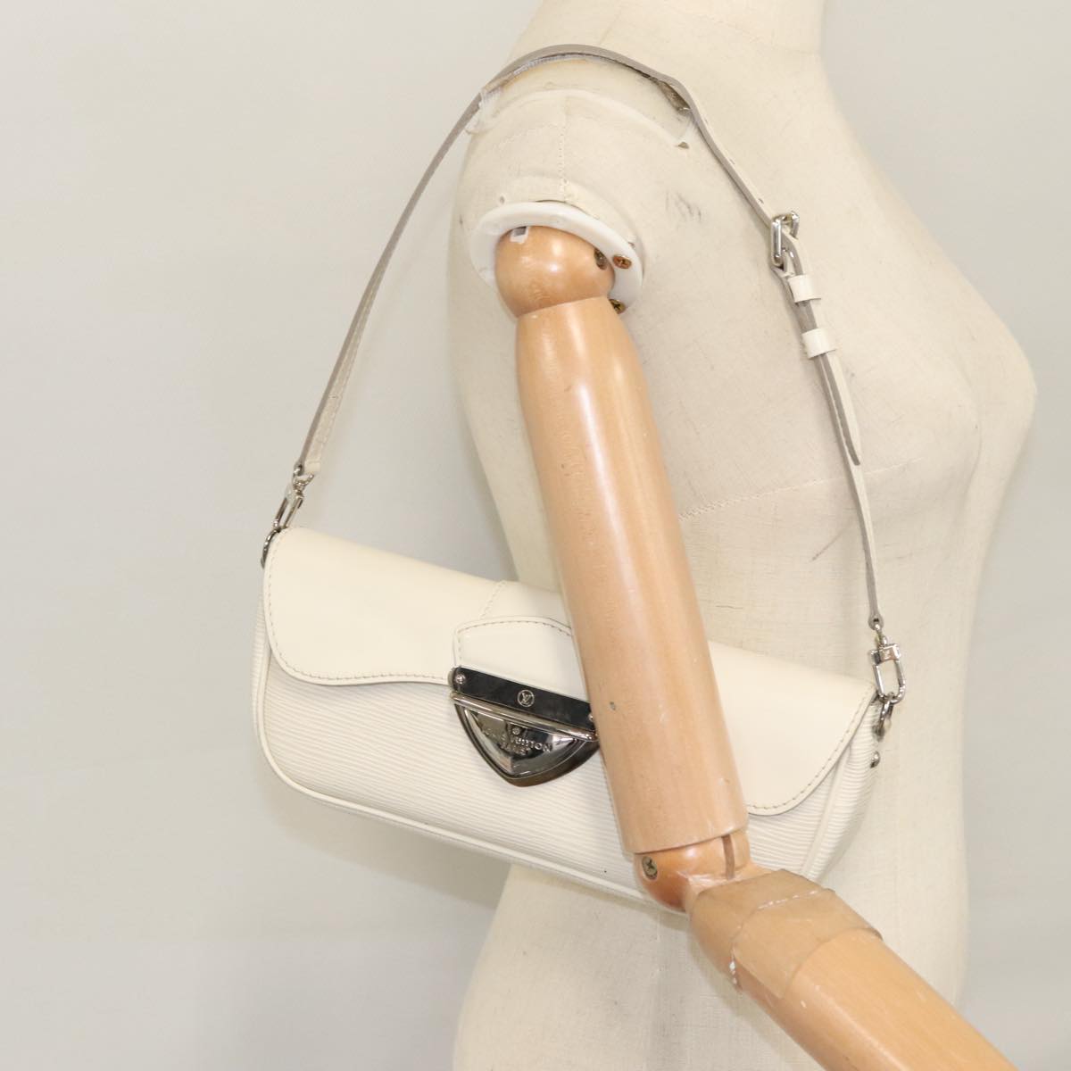 Louis Vuitton Montaigne White Leather Shoulder Bag