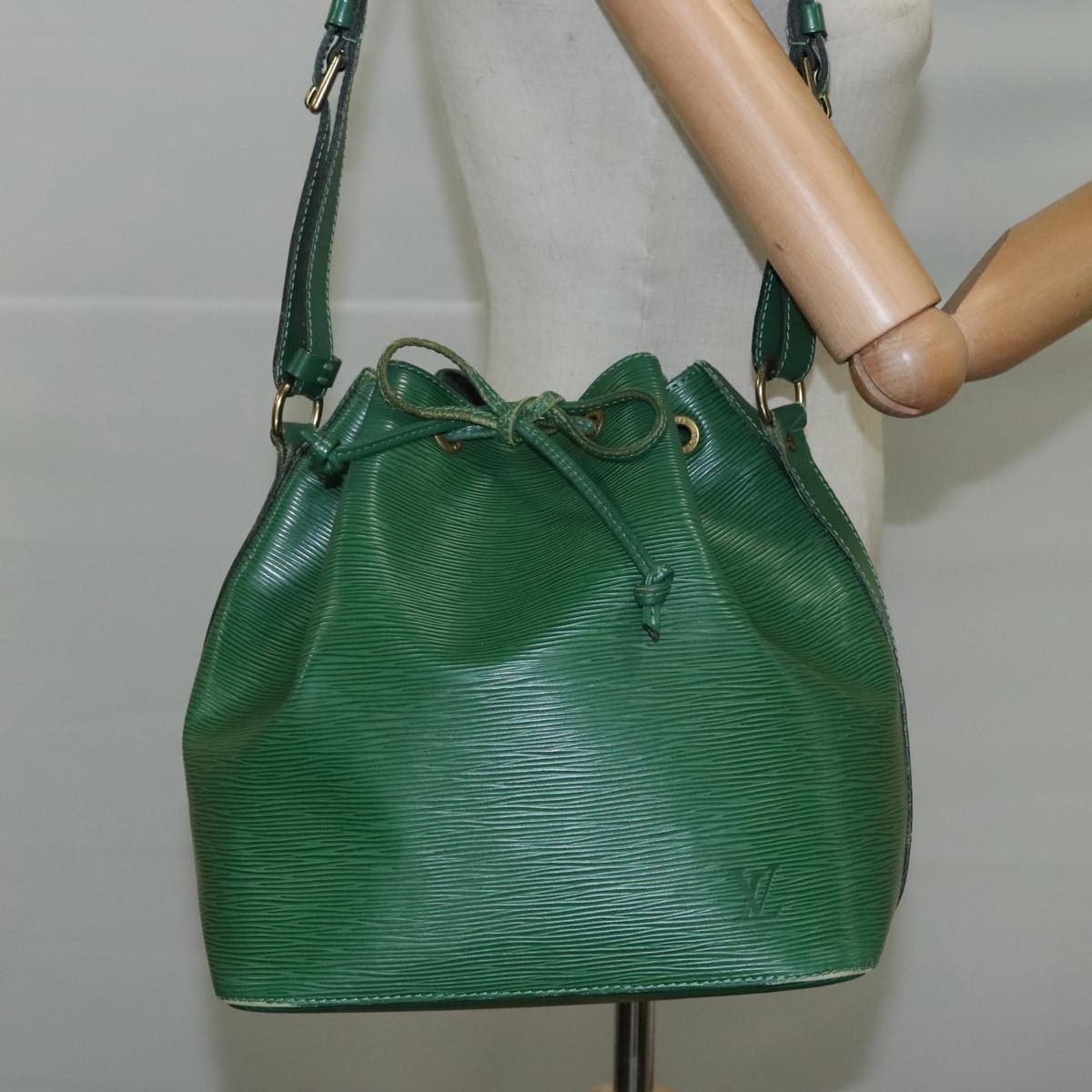 Louis Vuitton Petit Noé Green Leather Shoulder Bag