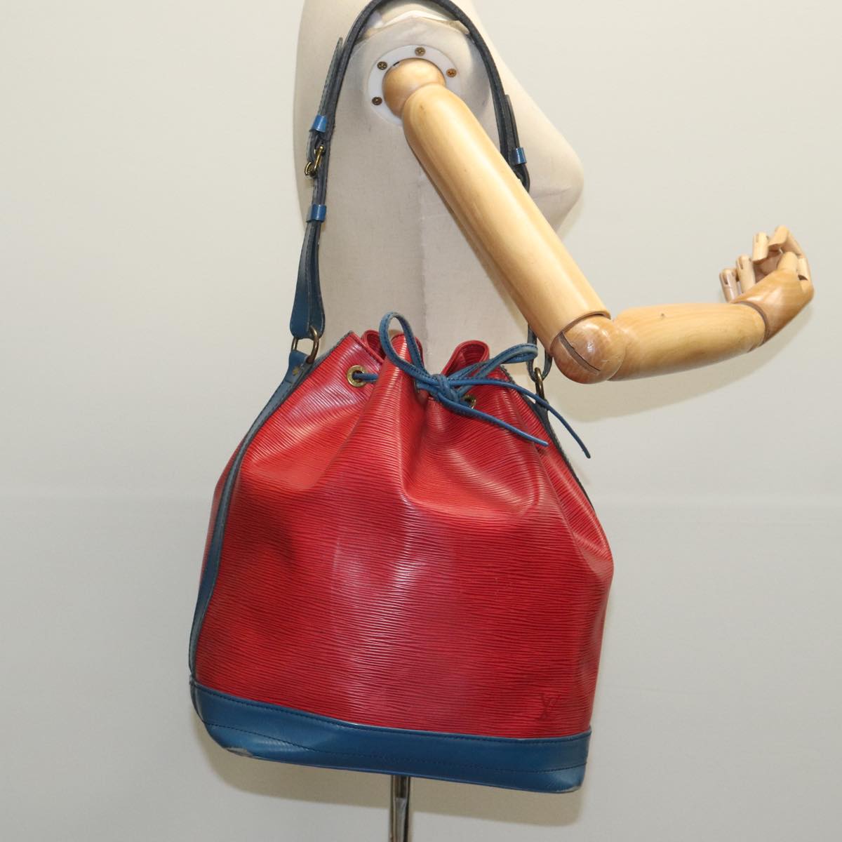 Louis Vuitton Noe Red Leather Shoulder Bag