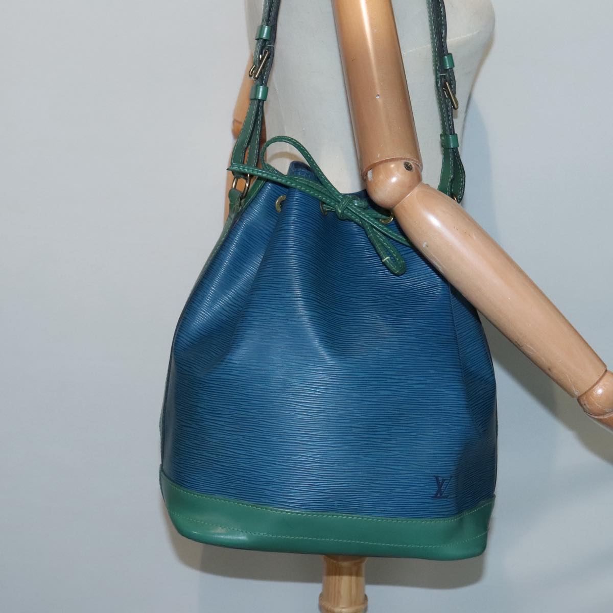 Louis Vuitton Noé Blue Leather Shoulder Bag