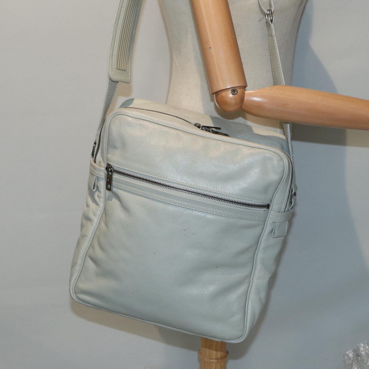 Louis Vuitton Clarckson White Leather Shoulder Bag