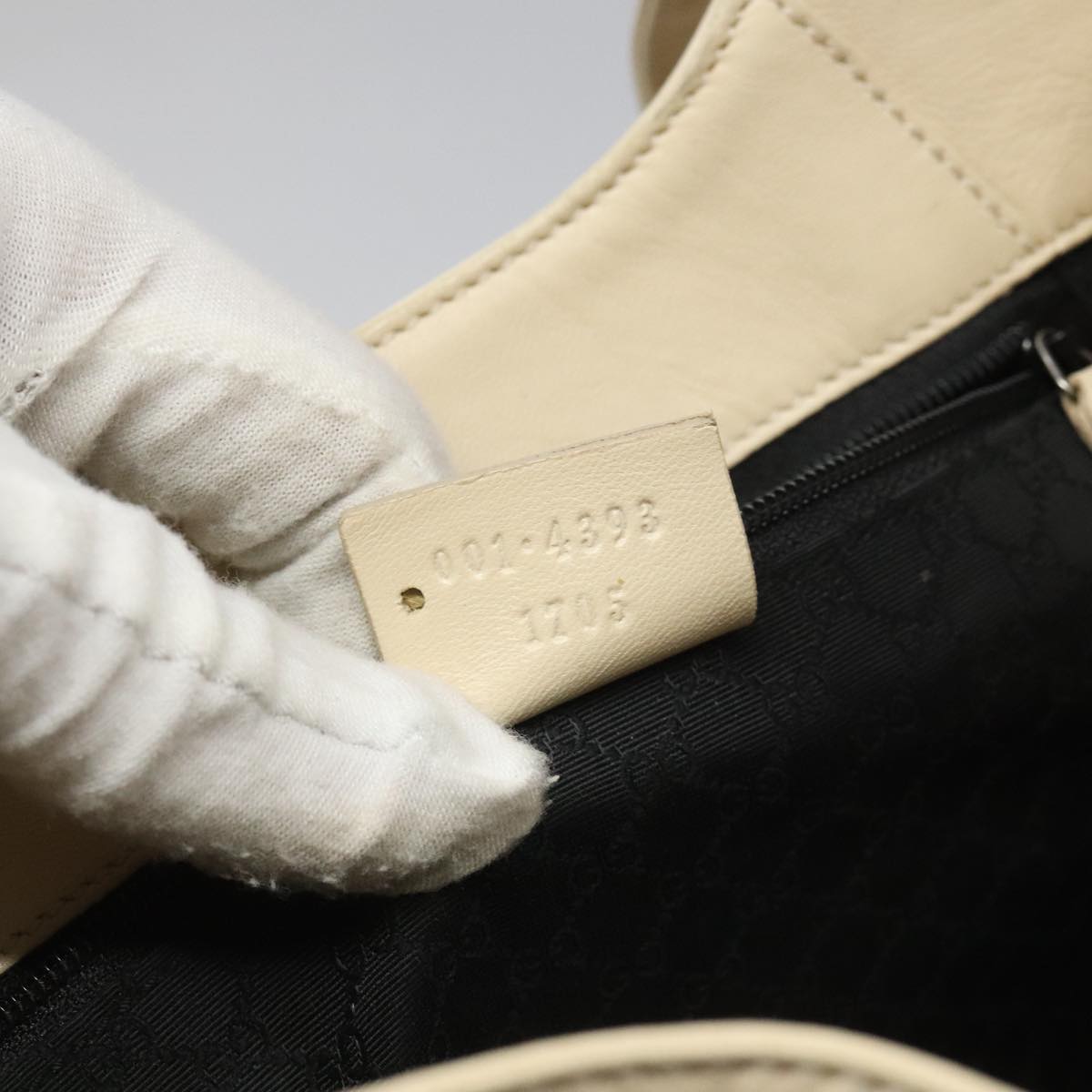 Gucci Drawstring Beige Leather Shoulder Bag