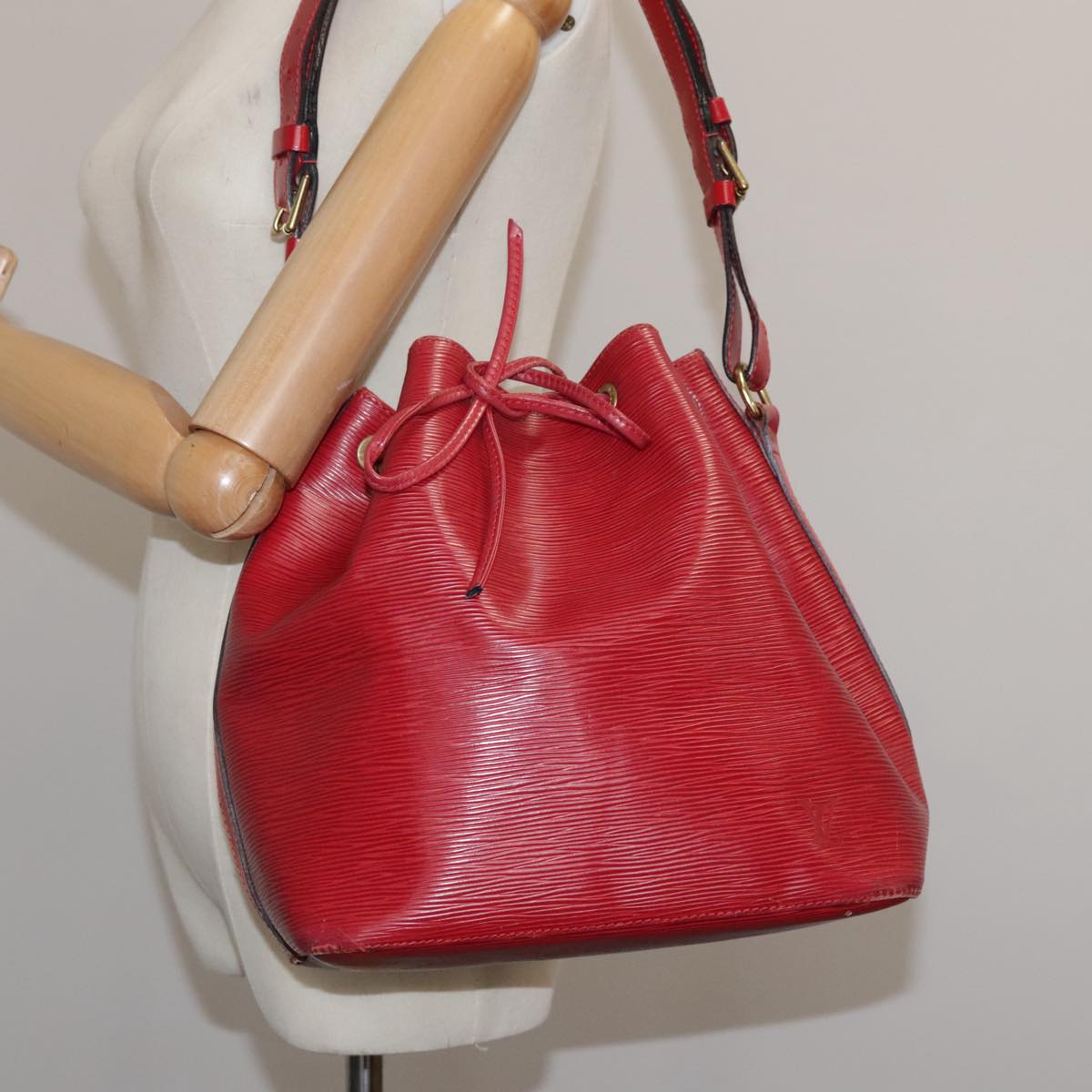 Louis Vuitton Petit Noé Red Leather Shoulder Bag