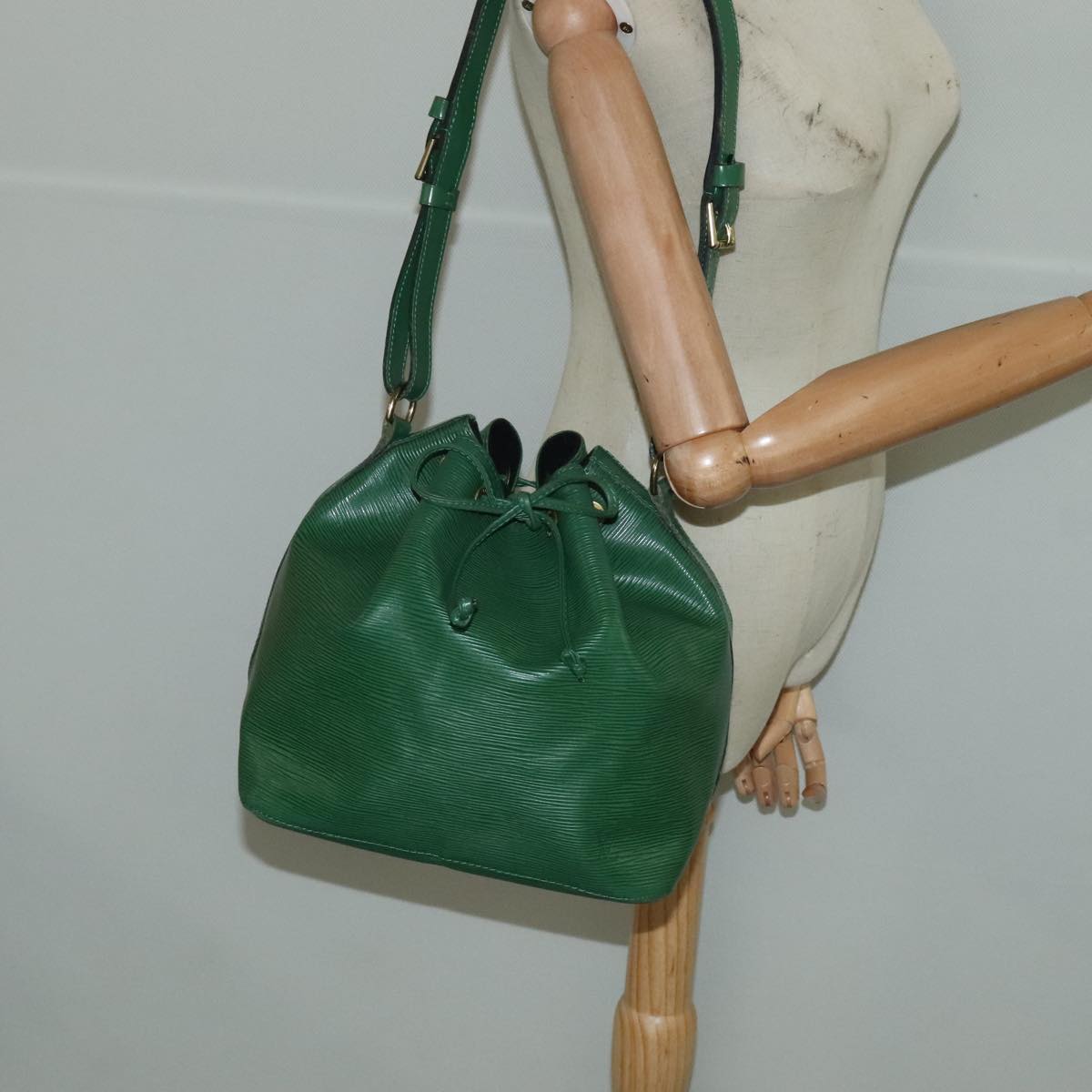 Louis Vuitton Noé Pm Green Leather Shoulder Bag