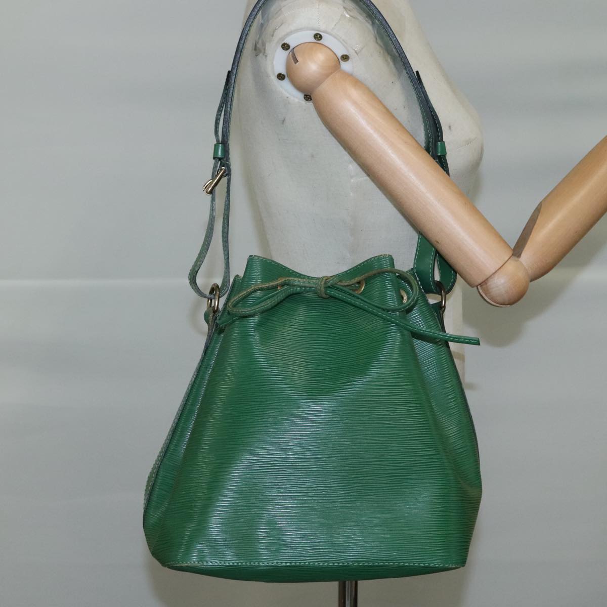 Louis Vuitton Noé Green Leather Shoulder Bag