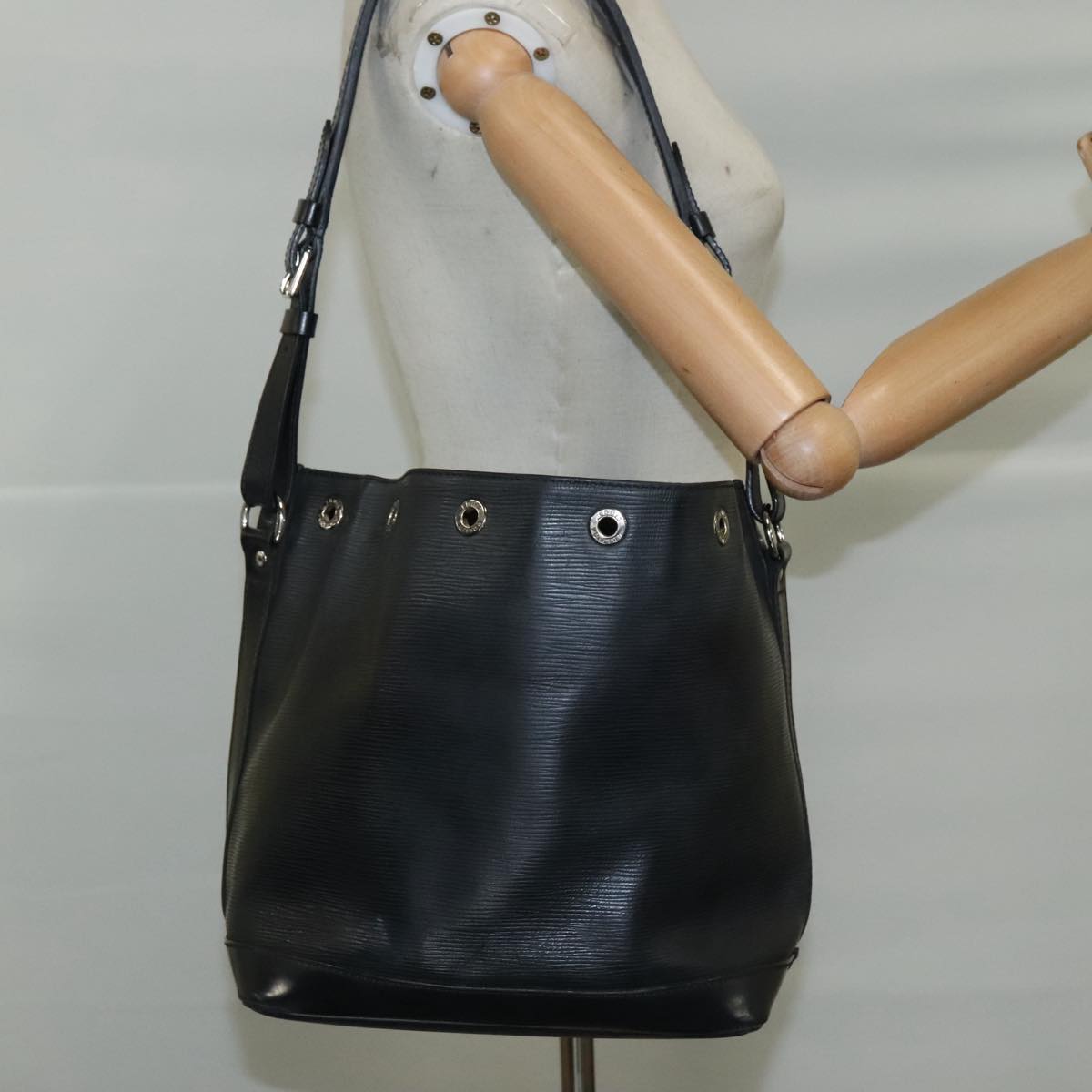 Louis Vuitton Noé Black Leather Shoulder Bag