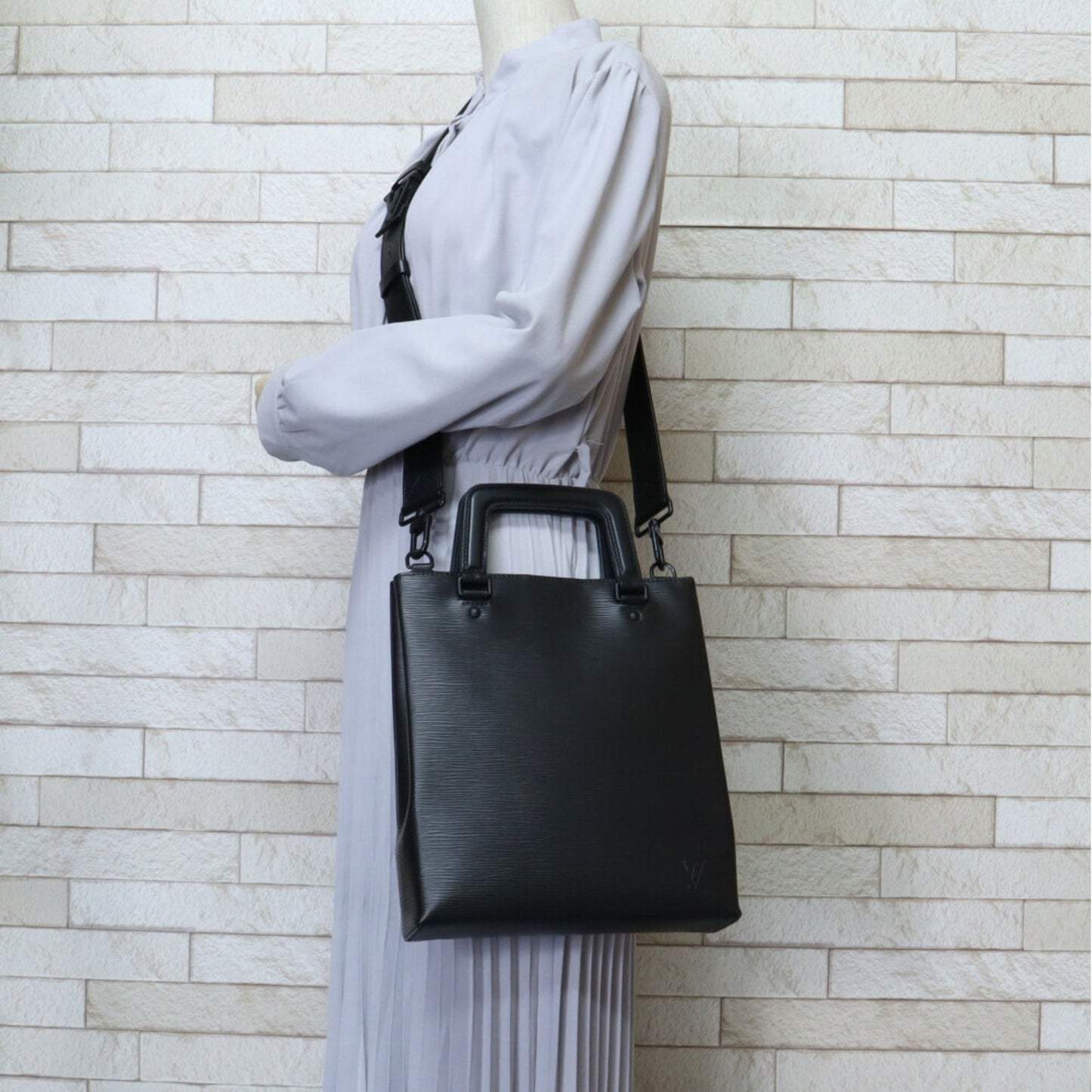 Louis Vuitton 2004 Spring Summer Collection Black Epi Leather Shoulder Bag