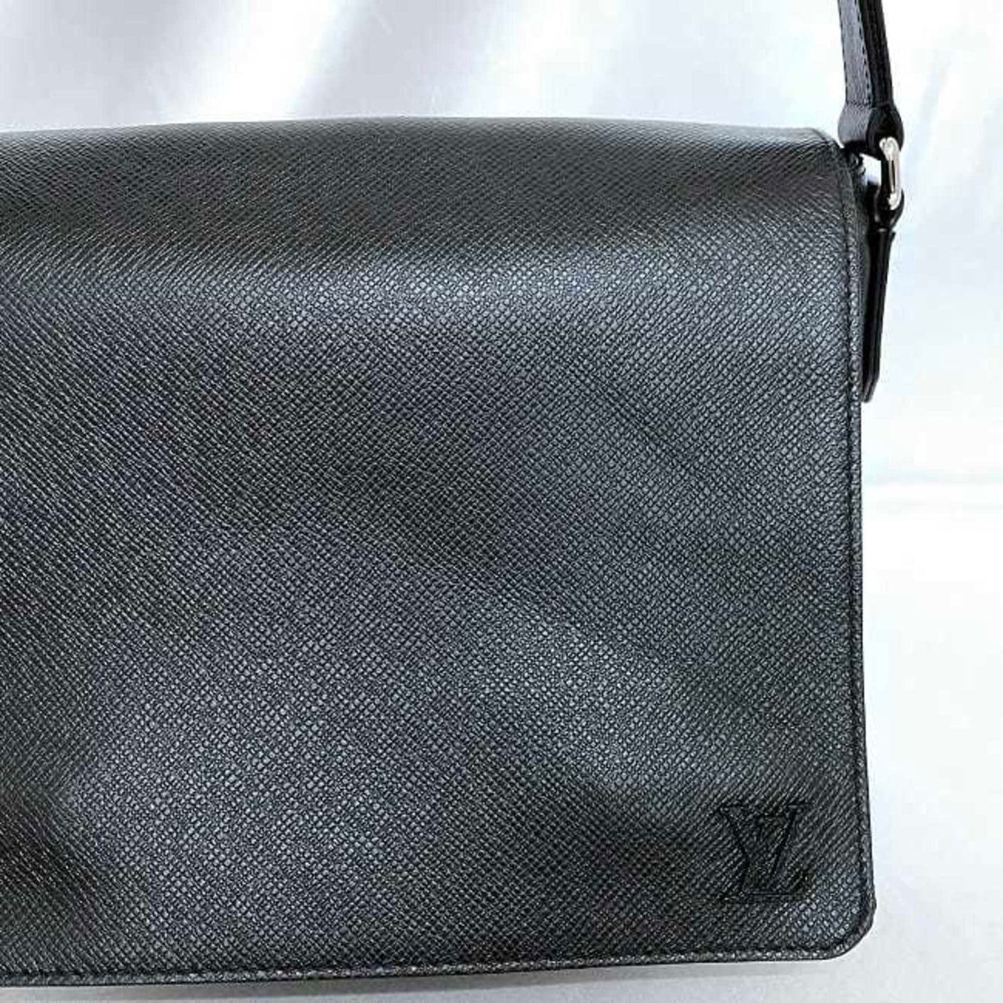 Louis Vuitton Black Noir Taiga Leather Leather Messenger Bag Shoulder Bag