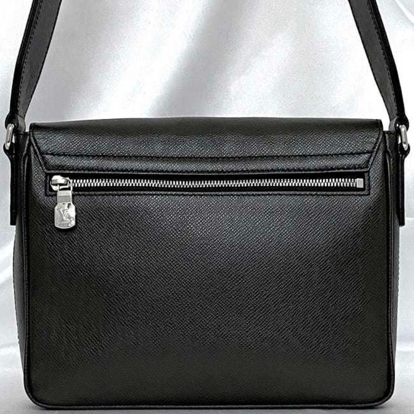 Louis Vuitton Black Noir Taiga Leather Leather Messenger Bag Shoulder Bag