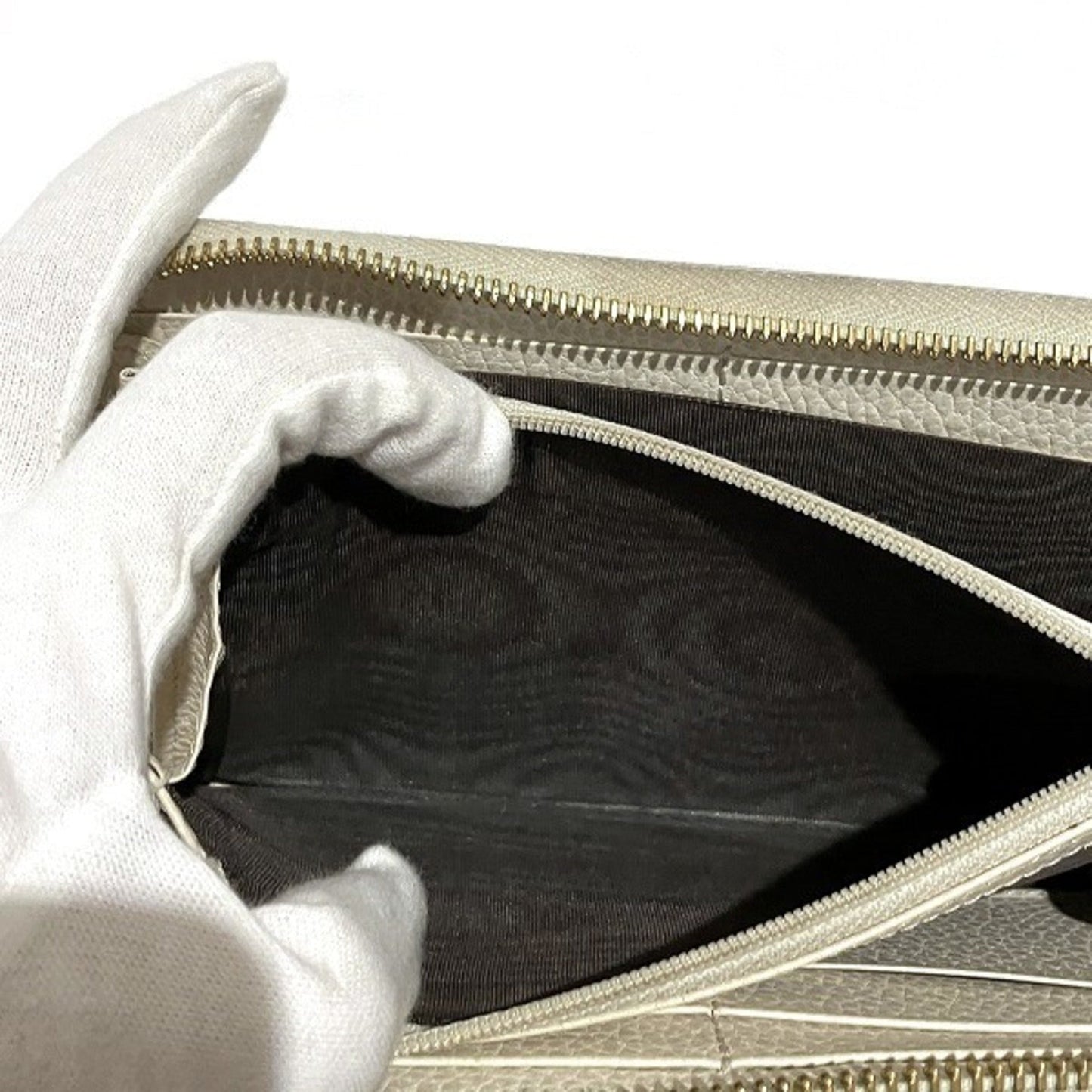 Gucci Off-White Leather Long Wallet (Bi-Fold)