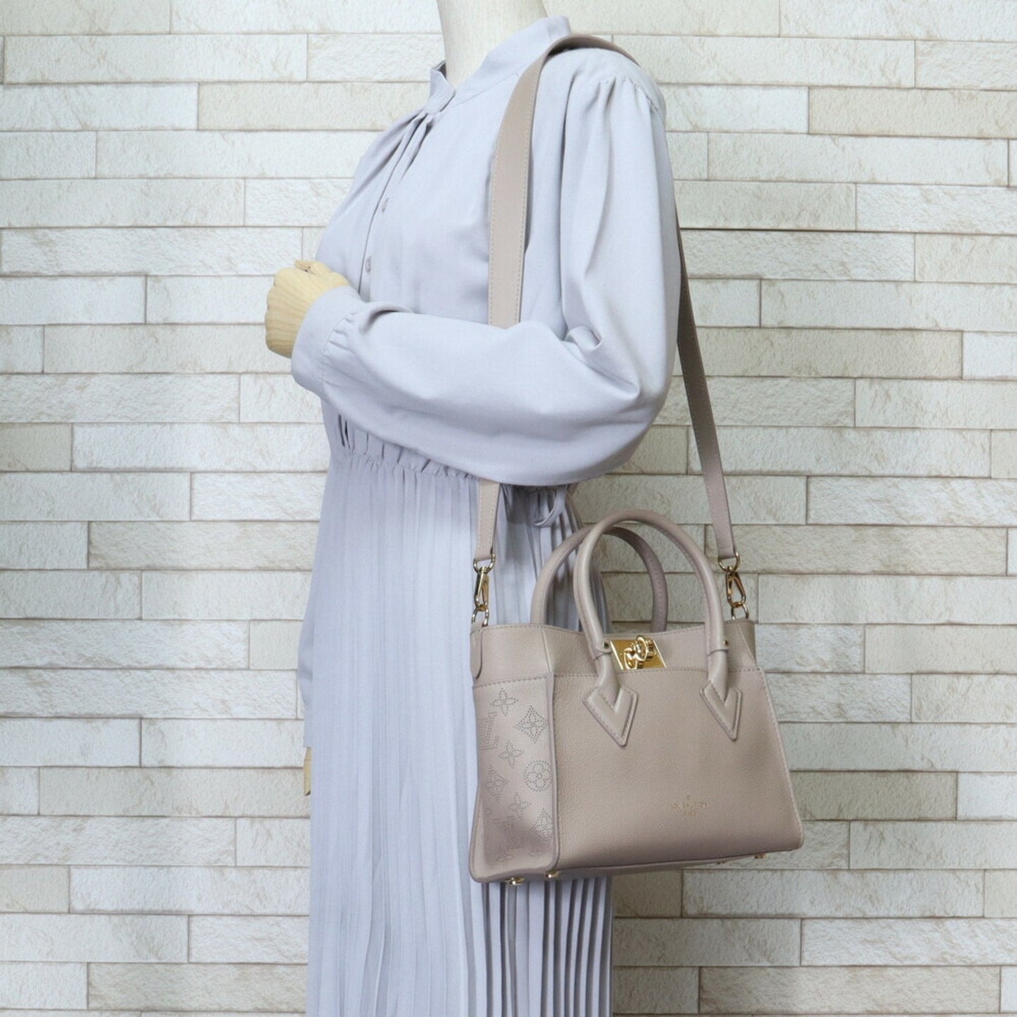 Louis Vuitton Beige Galle Leather Mahina Leather Shoulder Bag