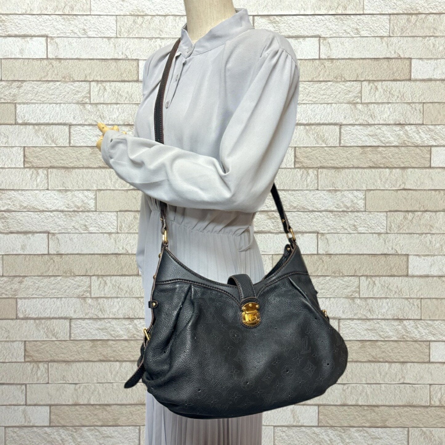 Louis Vuitton Mahina Black Noir Mahina Leather Shoulder Bag