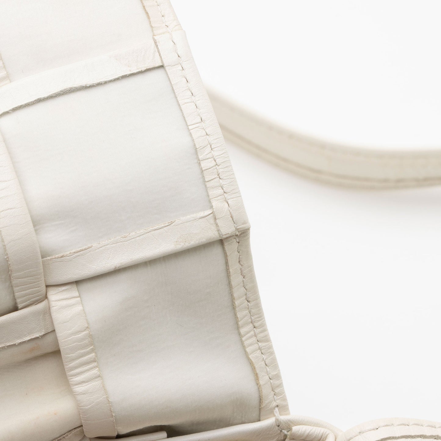 Bottega Veneta Calfskin Candy Cassette Crossbody (SHF-8XUpjP)