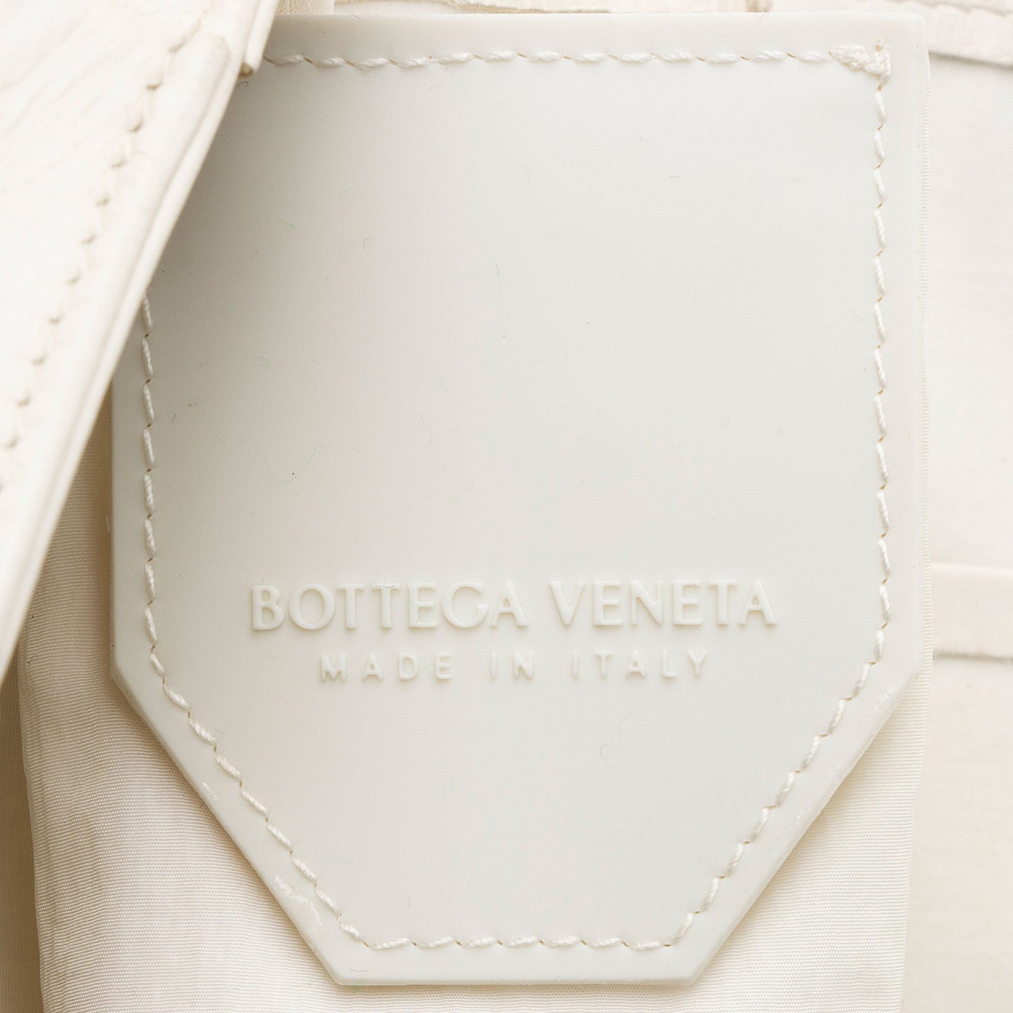 Bottega Veneta Calfskin Candy Cassette Crossbody (SHF-8XUpjP)