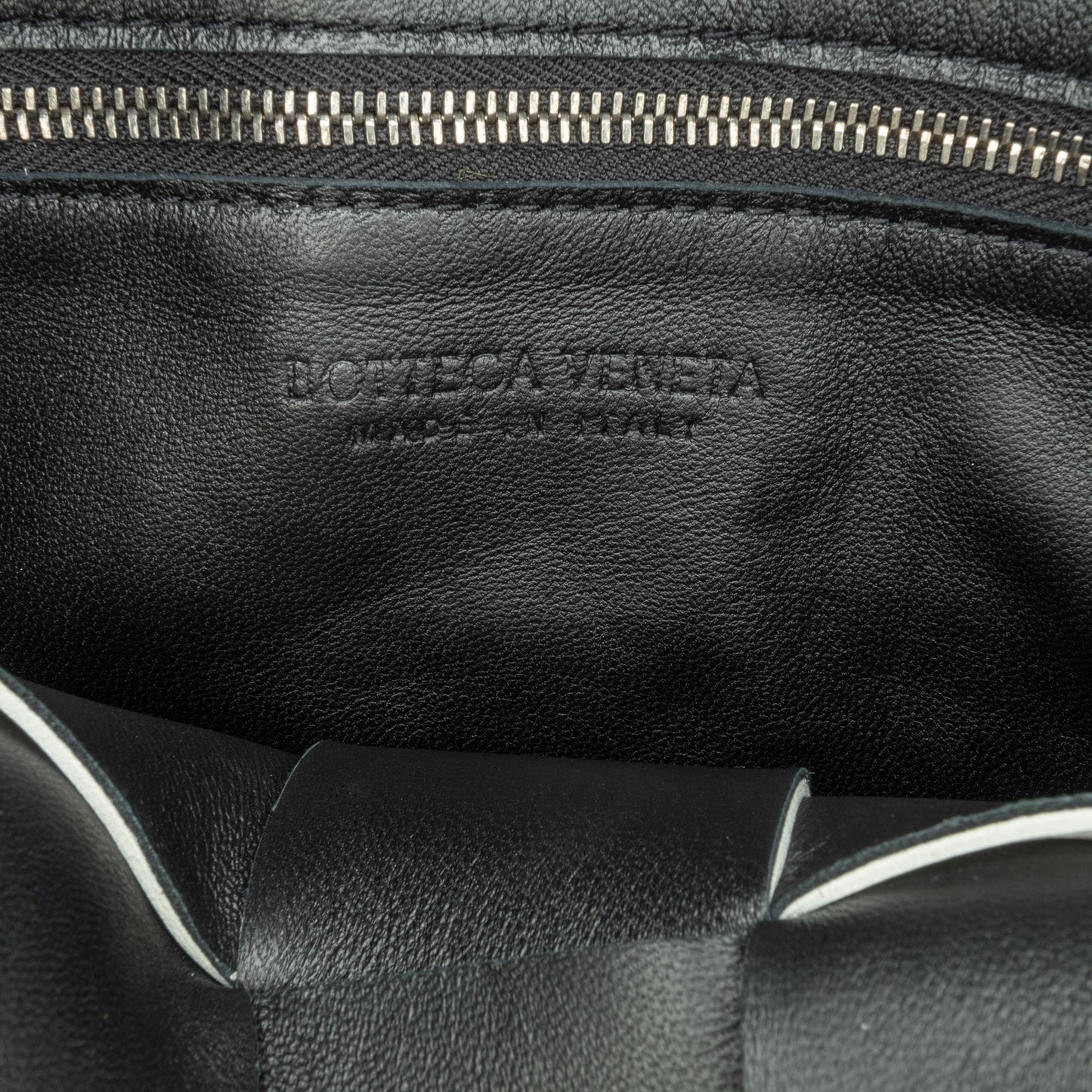 Bottega Veneta Calfskin Intrecciato Cassette Crossbody (SHG-F2bVdG)