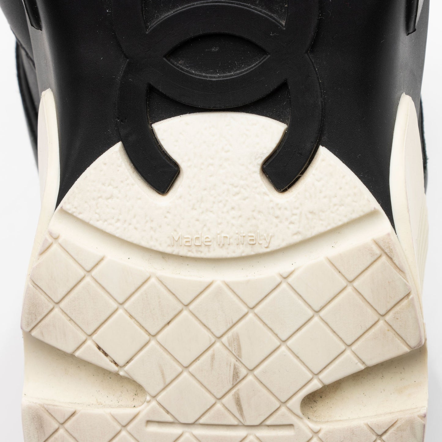 Chanel Calfskin CC Sneakers - Size 7 / 37 (SHF-CiGMEm)