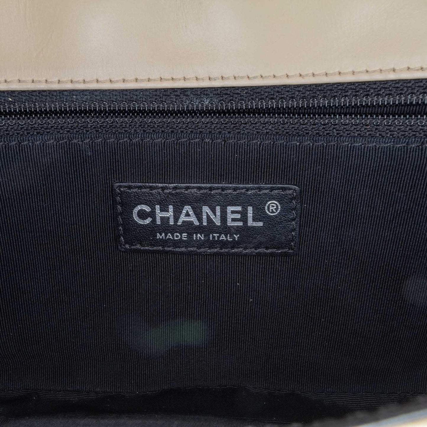 Chanel Medium Bicolor Calfskin Boy Flap (SHG-EWjcMu)