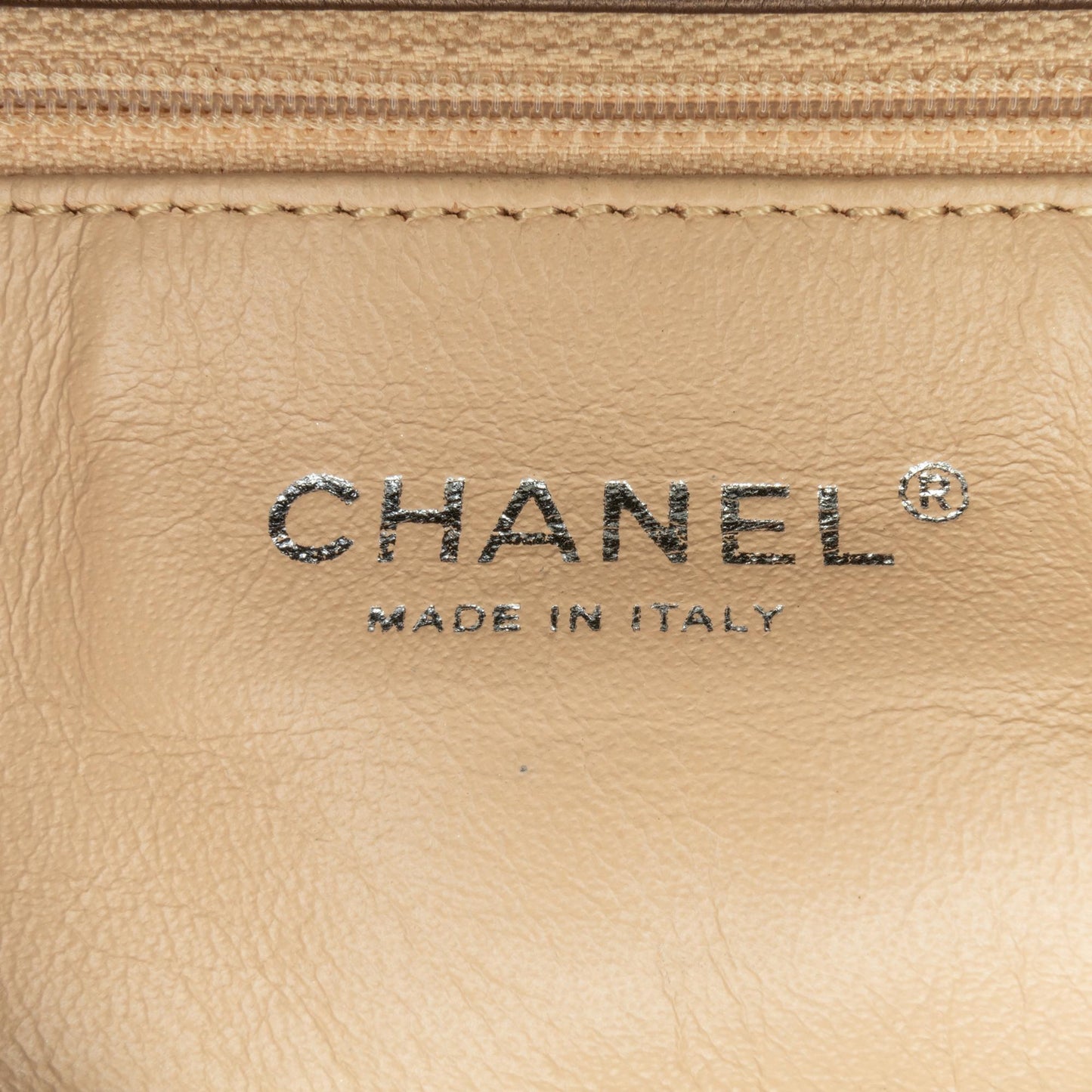 Chanel Medium Calfskin Luxe Ligne Flap (SHG-Mw3WxL)