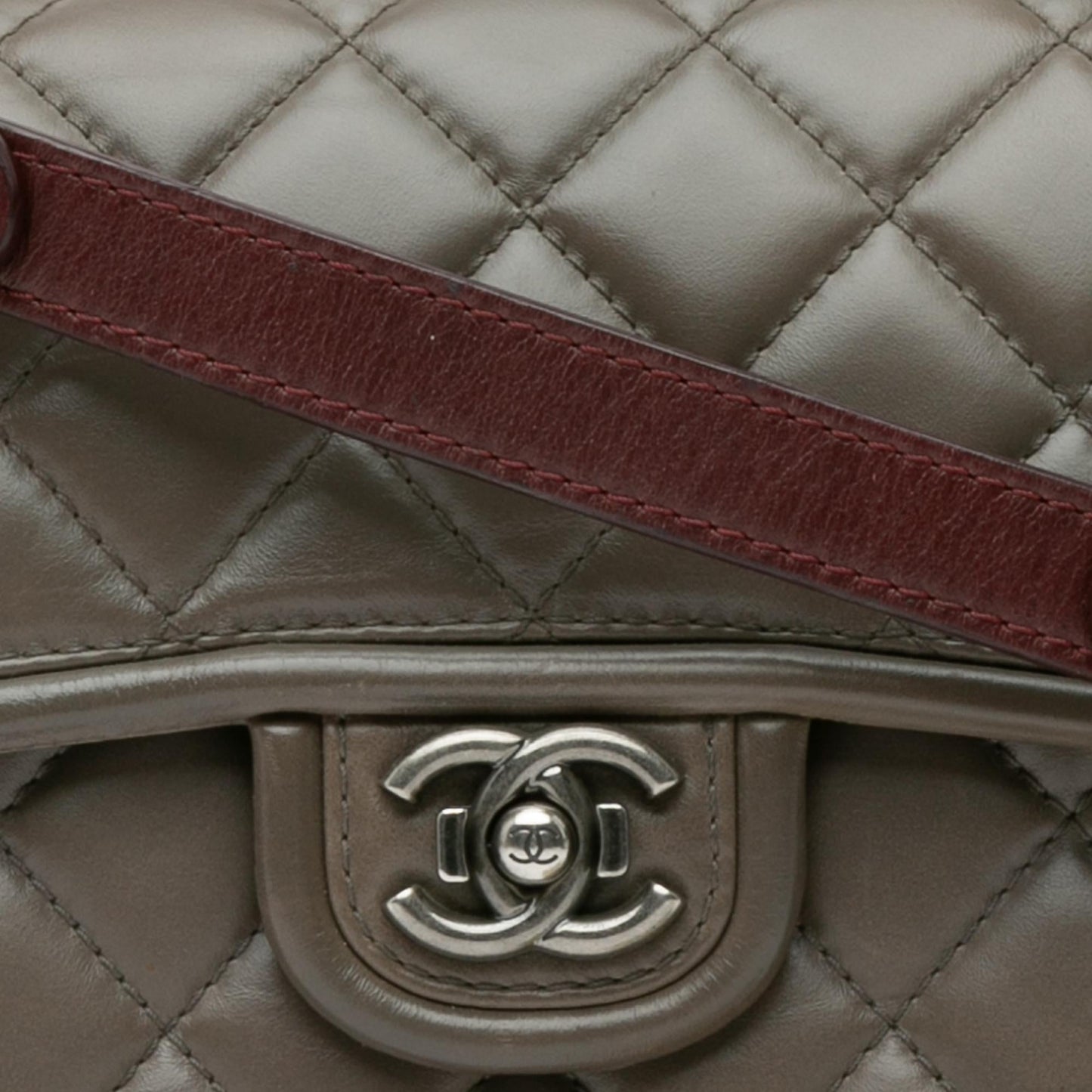 Chanel Medium Calfskin Prestige Flap (SHG-76oR8R)