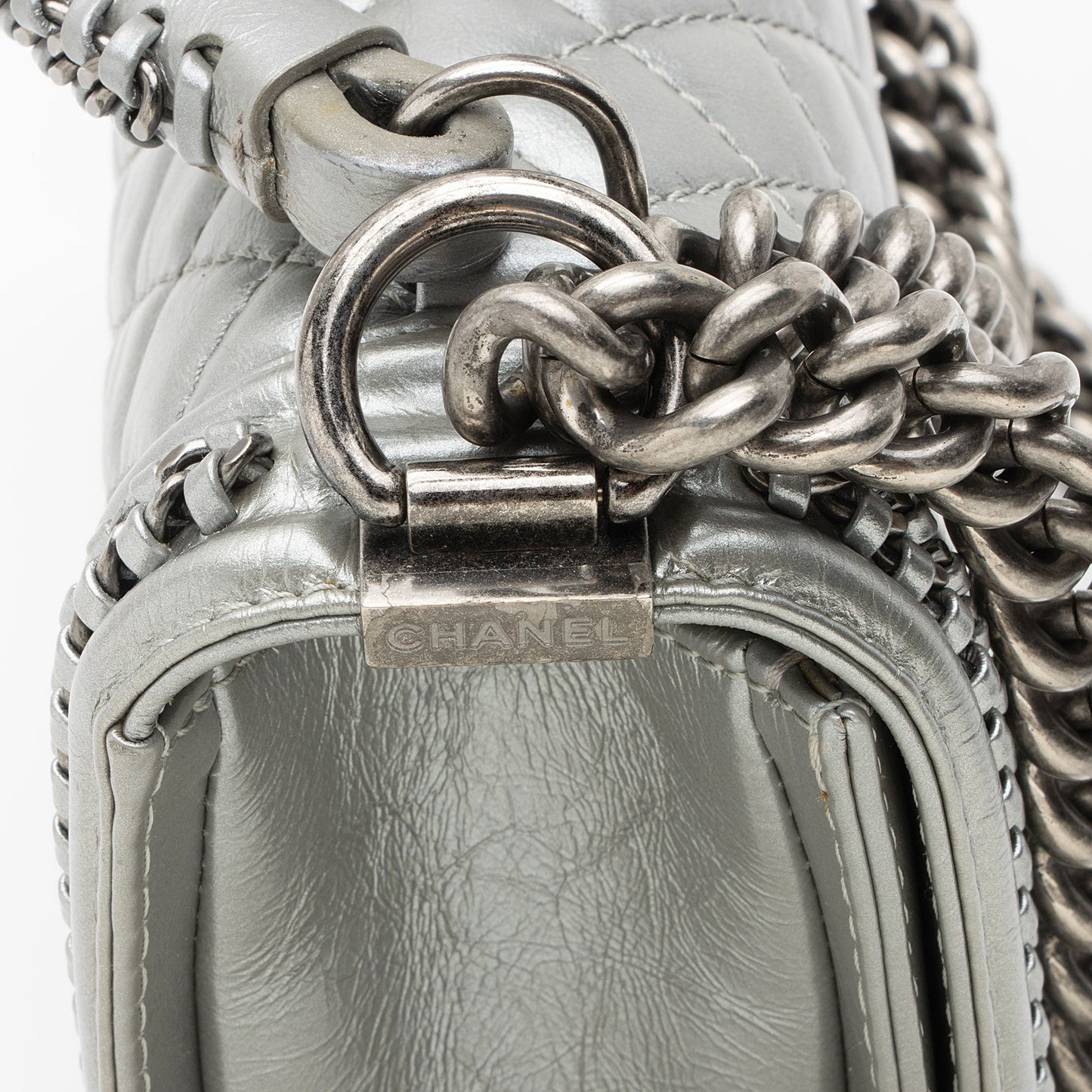 Chanel Metallic Aged Calfskin Chain Top Handle Medium Boy Bag (SHF-RO5g92)