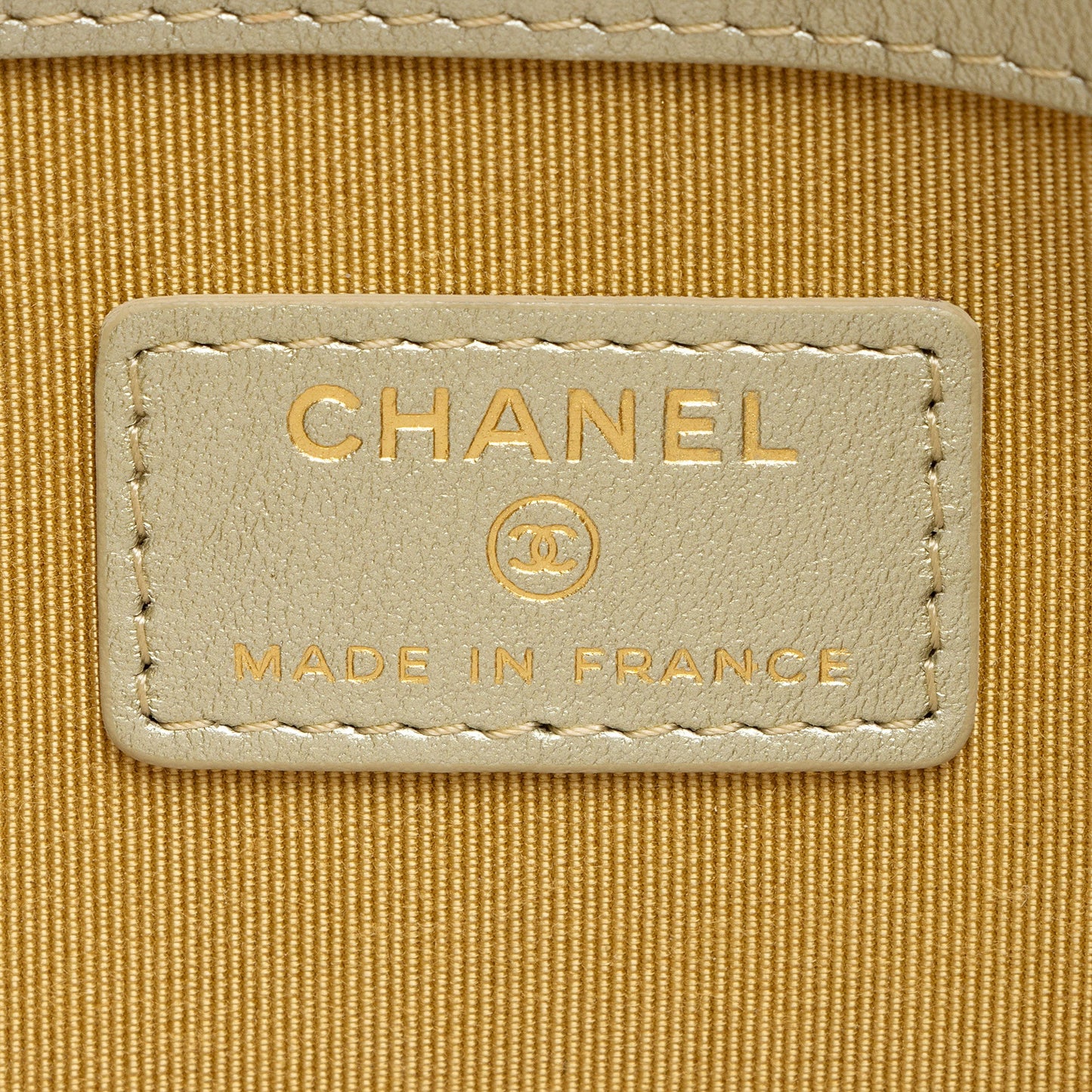 Chanel Metallic Calfskin Rainbow Reissue Pouch (SHF-Iy12ka)