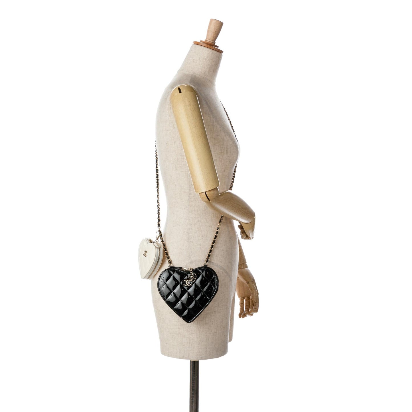 Chanel Quilted Patent Calfskin CC Heart Clutch With Chain (SHG-D1UX0k)