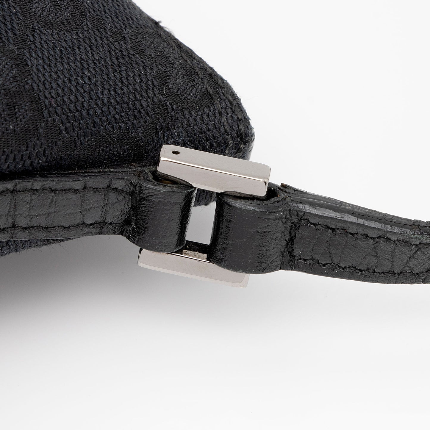 Gucci GG Canvas Classic Pochette (SHF-8YZvvs)