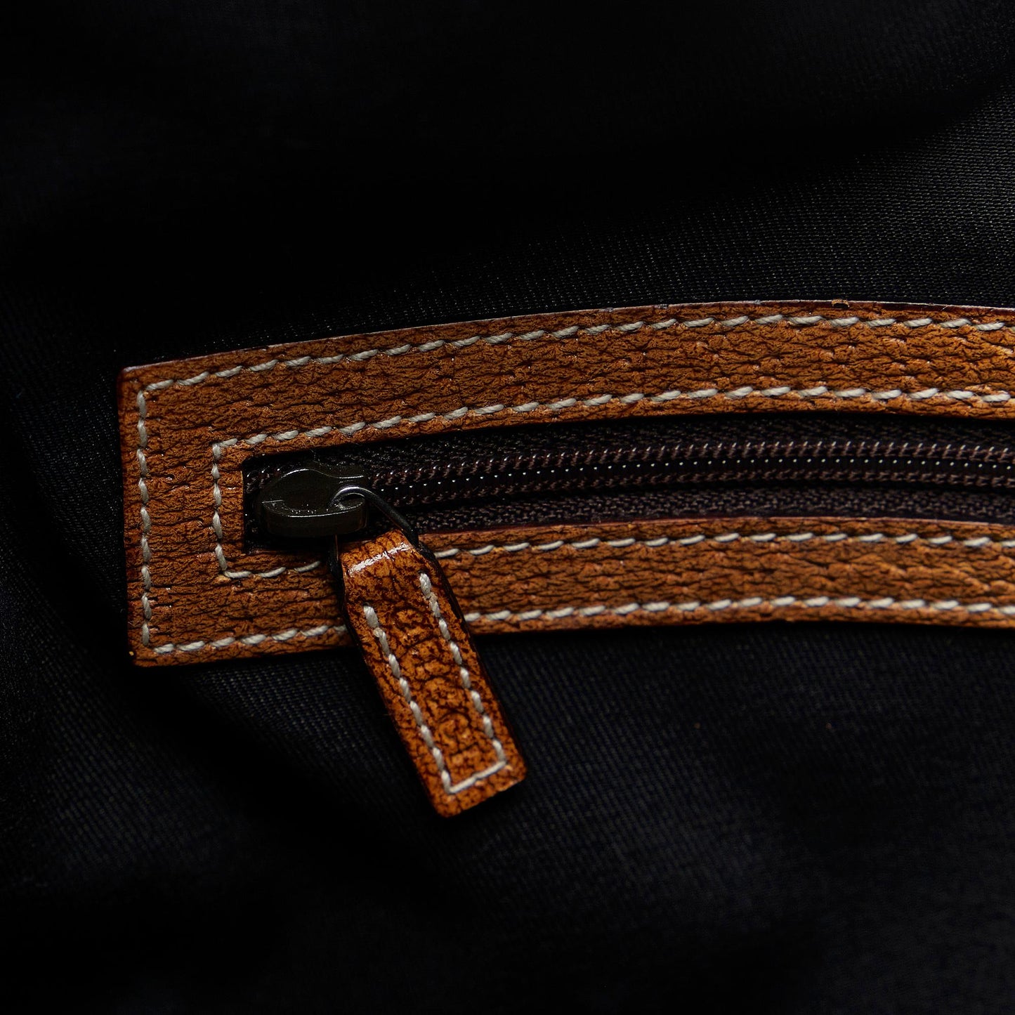 Gucci GG Canvas Shoulder Bag (SHG-hIEcEn)