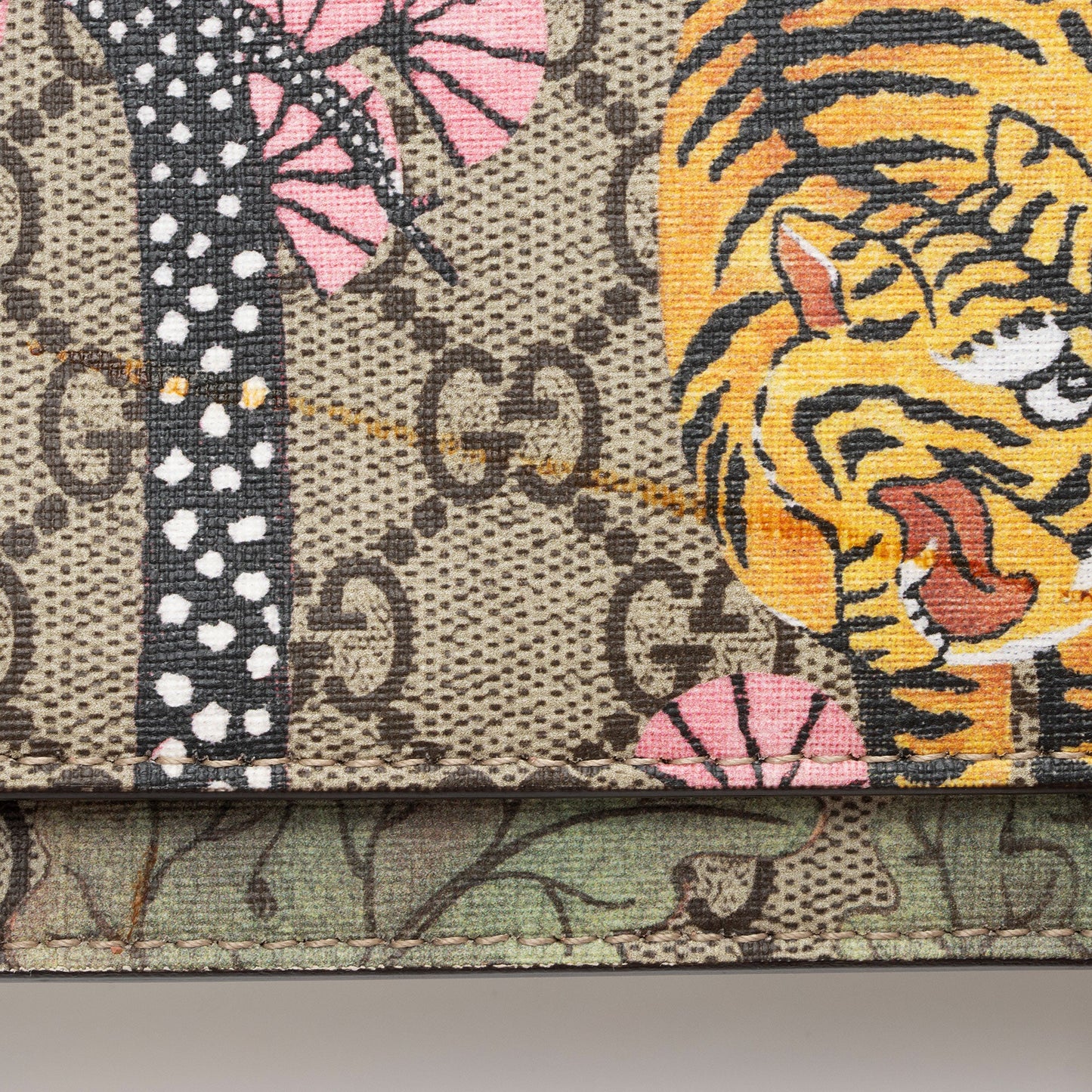 Gucci GG Supreme Bengal Tiger Pouch Crossbody (SHF-pKsW2V)
