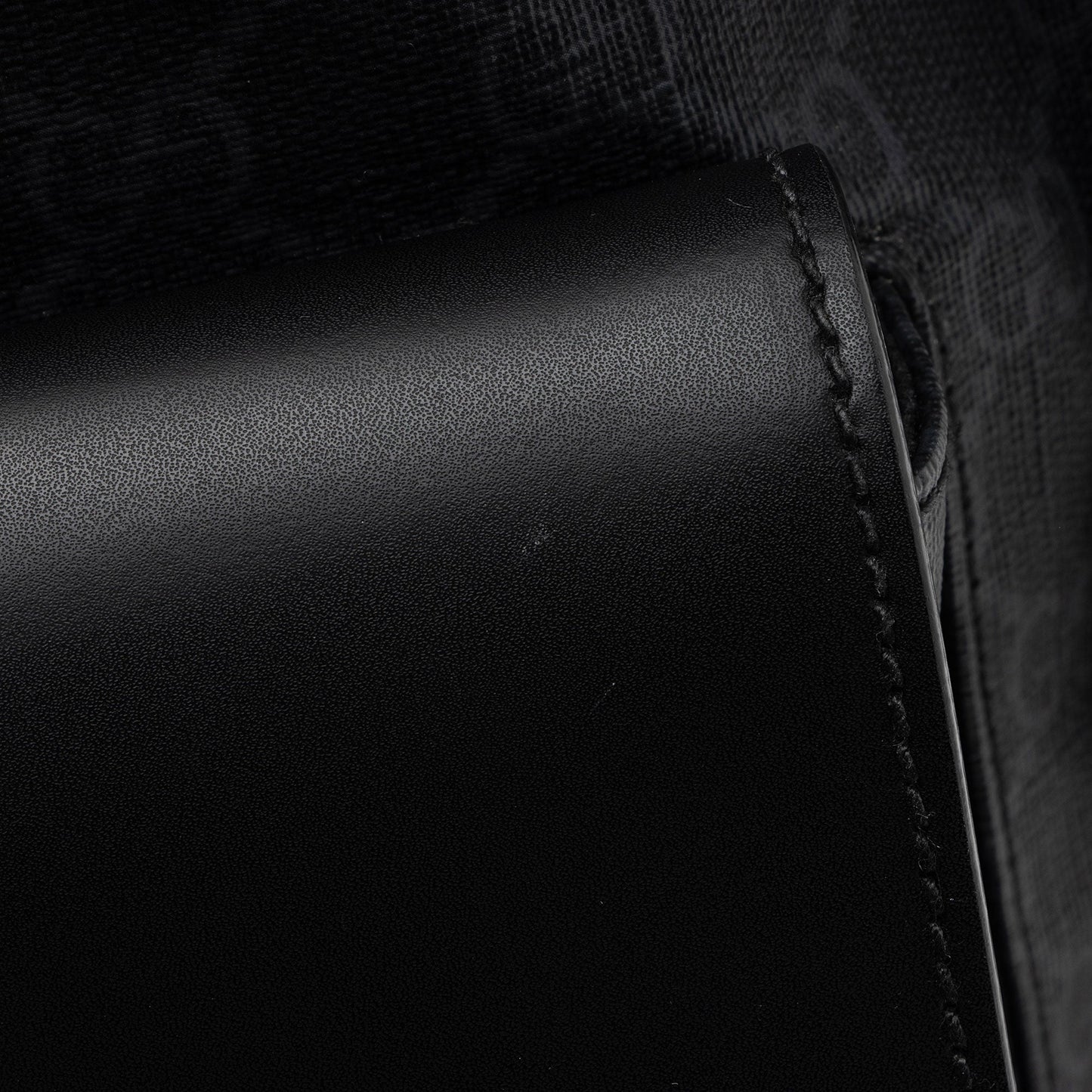 Gucci GG Supreme Medium Flap Backpack (SHF-FgH5FO)