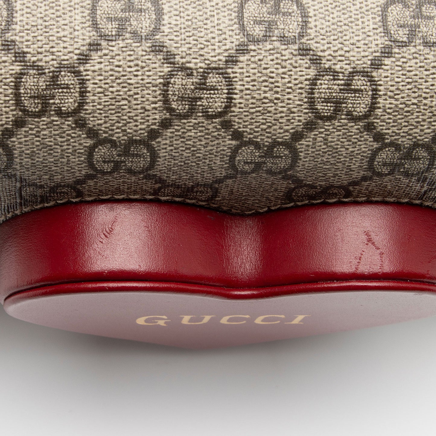 Gucci GG Supreme Script Logo Heart Crossbody (SHF-khREaw)