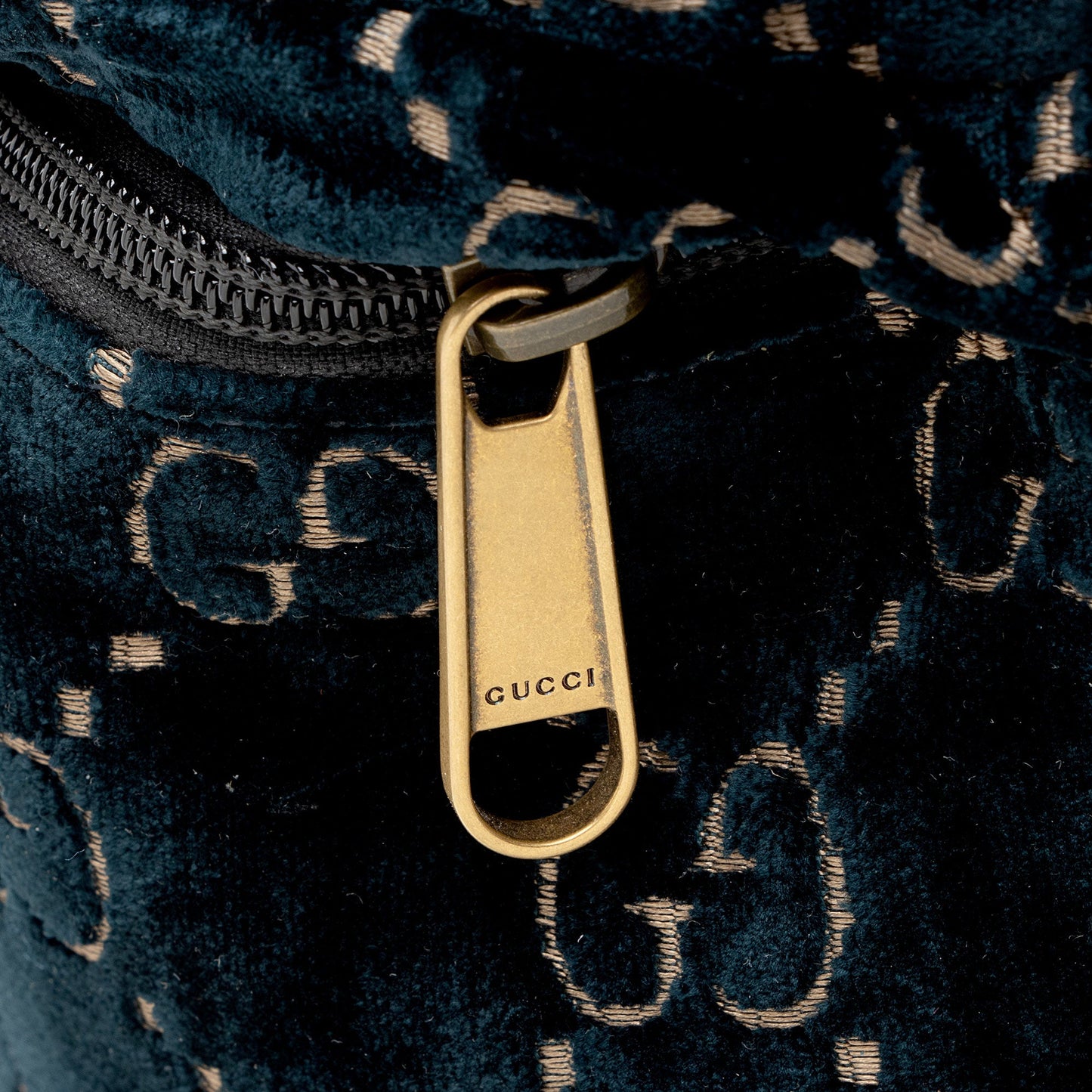 Gucci GG Velvet Medium Flap Backpack (SHF-6tMz52)