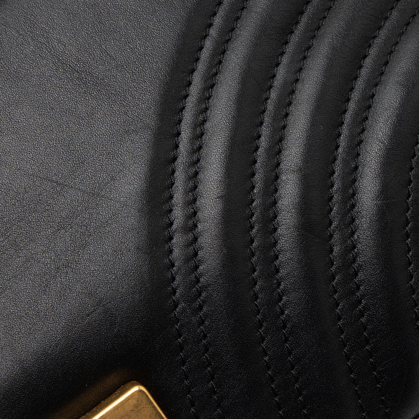 Gucci Matelasse Leather GG Marmont Small Flap Bag (SHF-PLODJy)